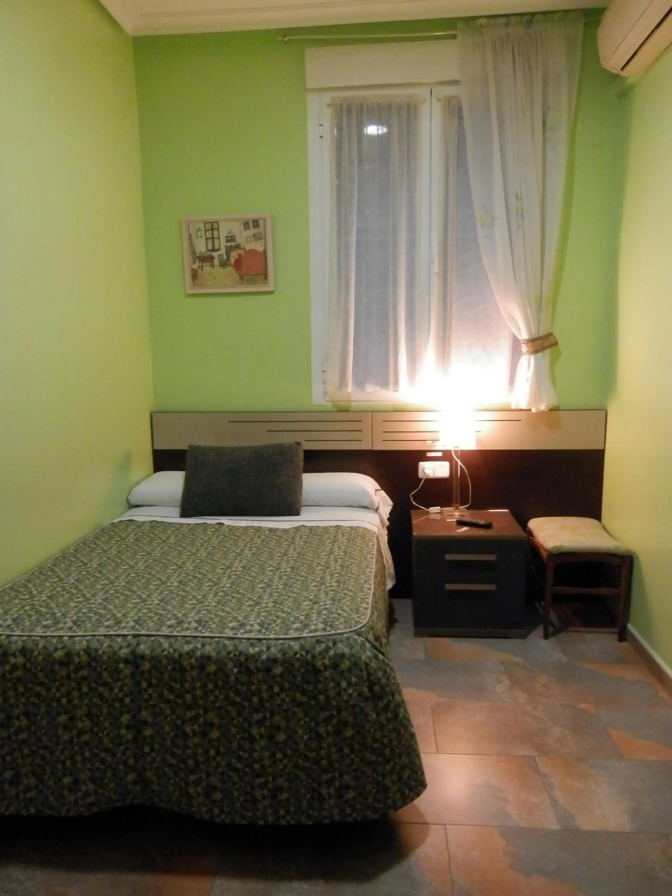 Living room, Bed in Hostal del Pez Azul