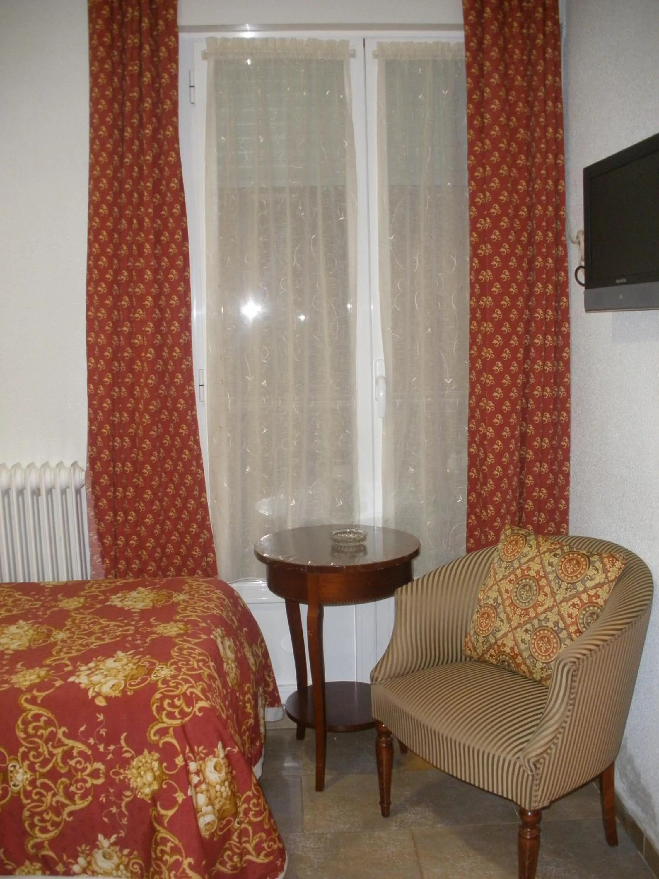 Seating area, Bed in Hostal del Pez Azul