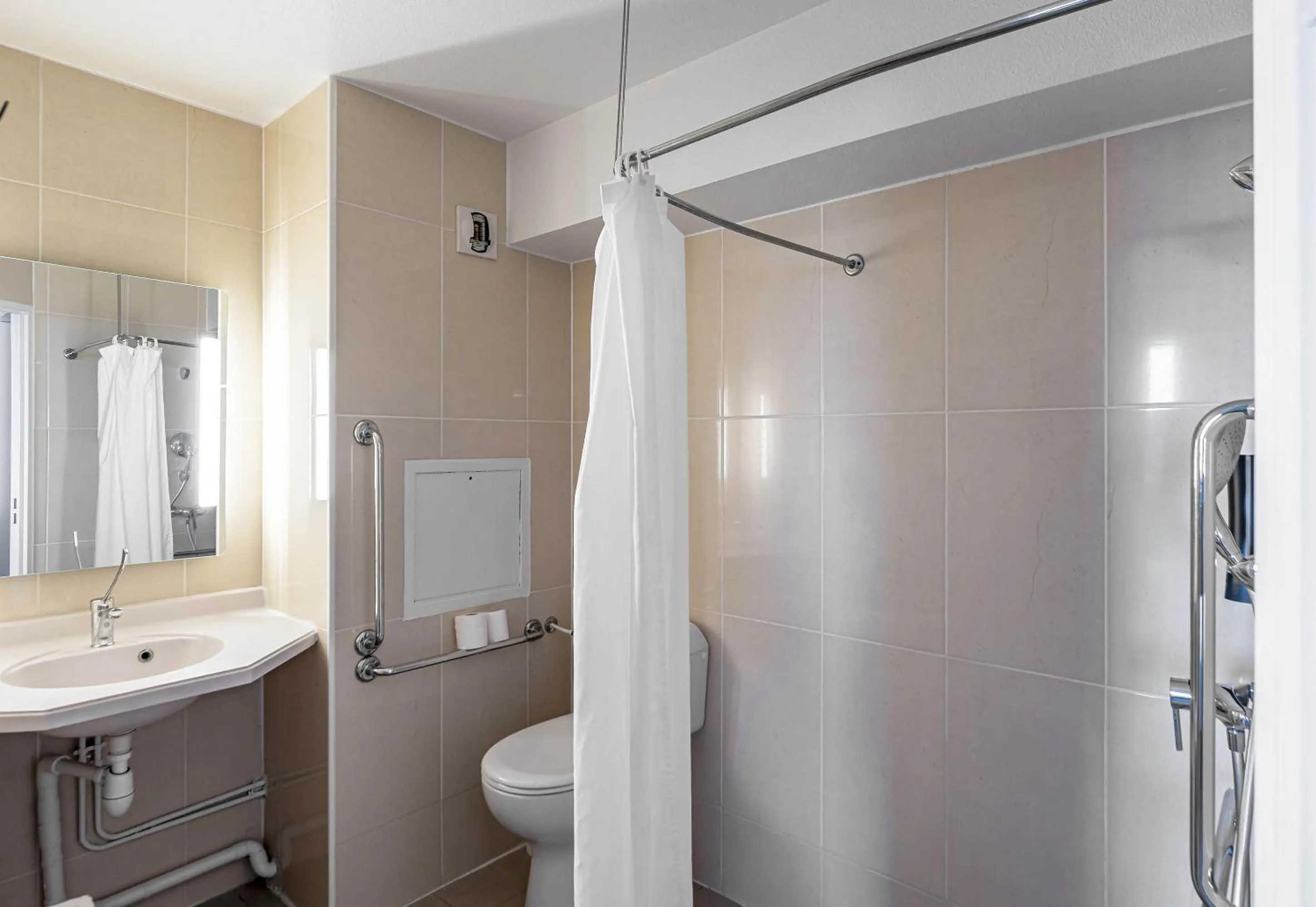 Bathroom in B&B HOTEL Bordeaux Lac sur Bruges