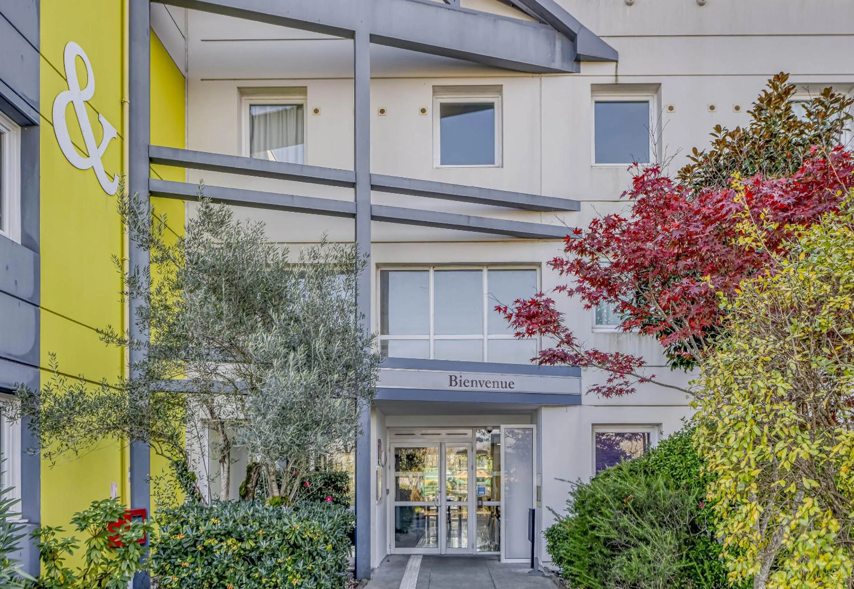 Facade/entrance in B&B HOTEL Bordeaux Lac sur Bruges