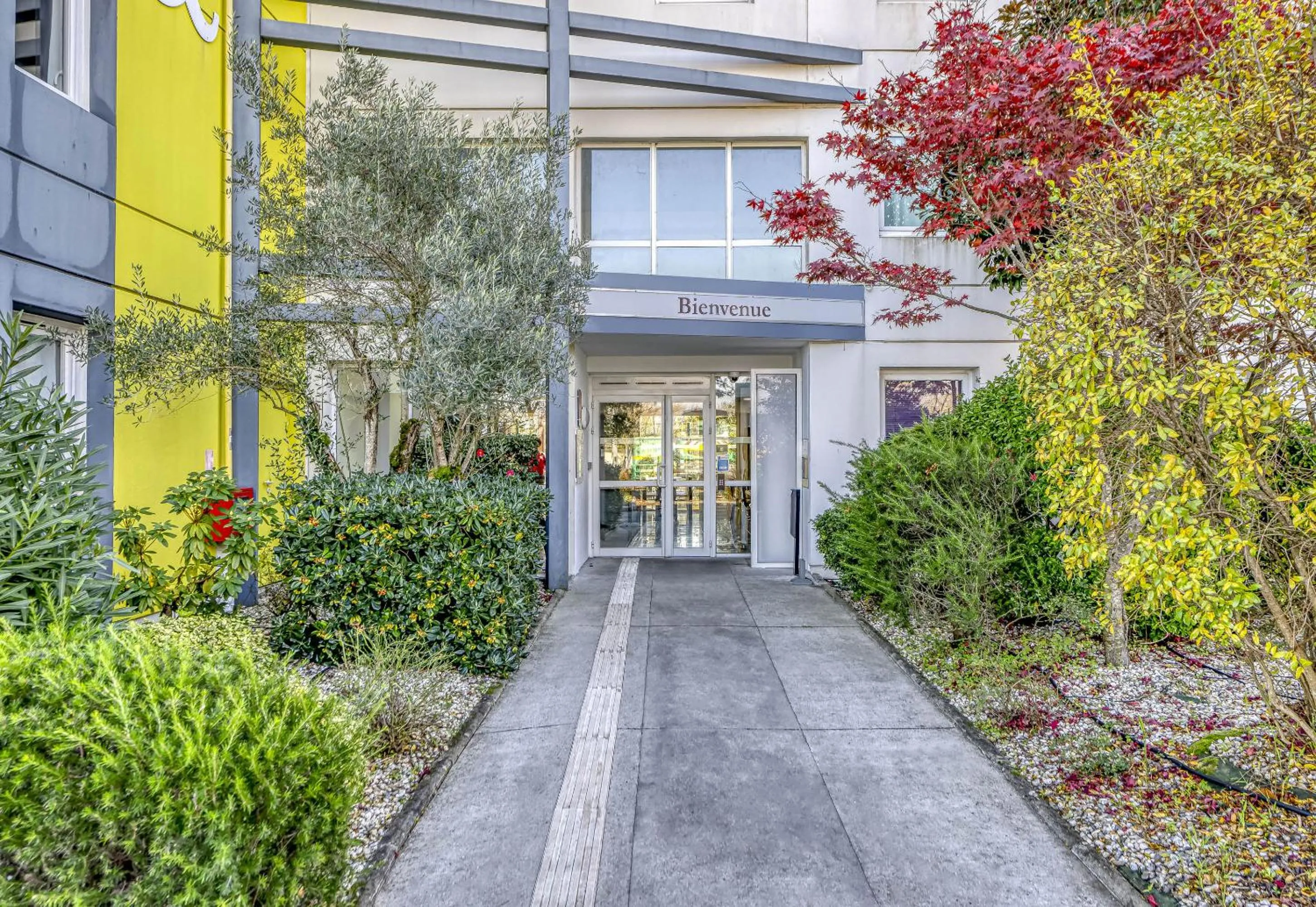 Facade/entrance in B&B HOTEL Bordeaux Lac sur Bruges