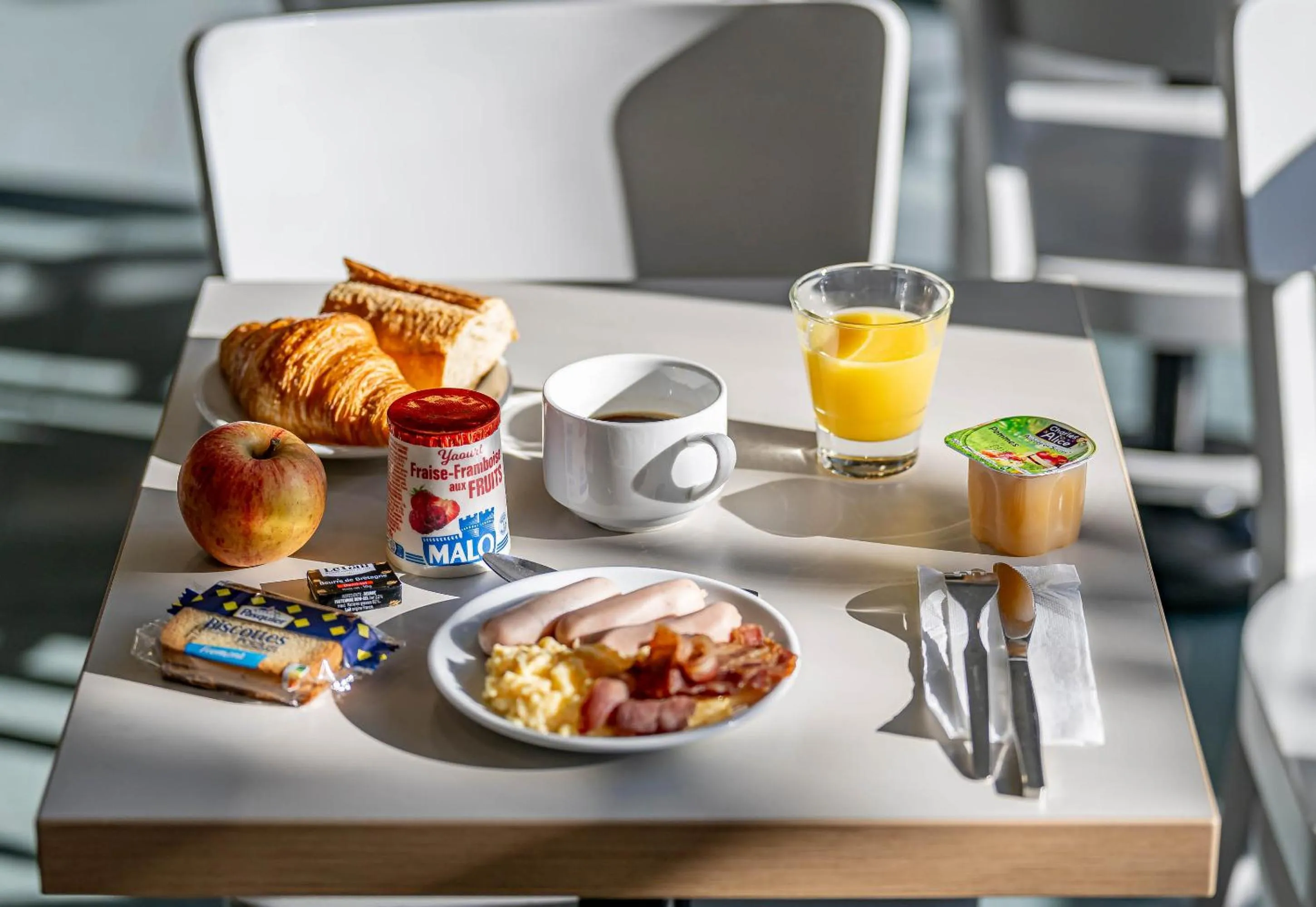 Breakfast in B&B HOTEL Bordeaux Lac sur Bruges