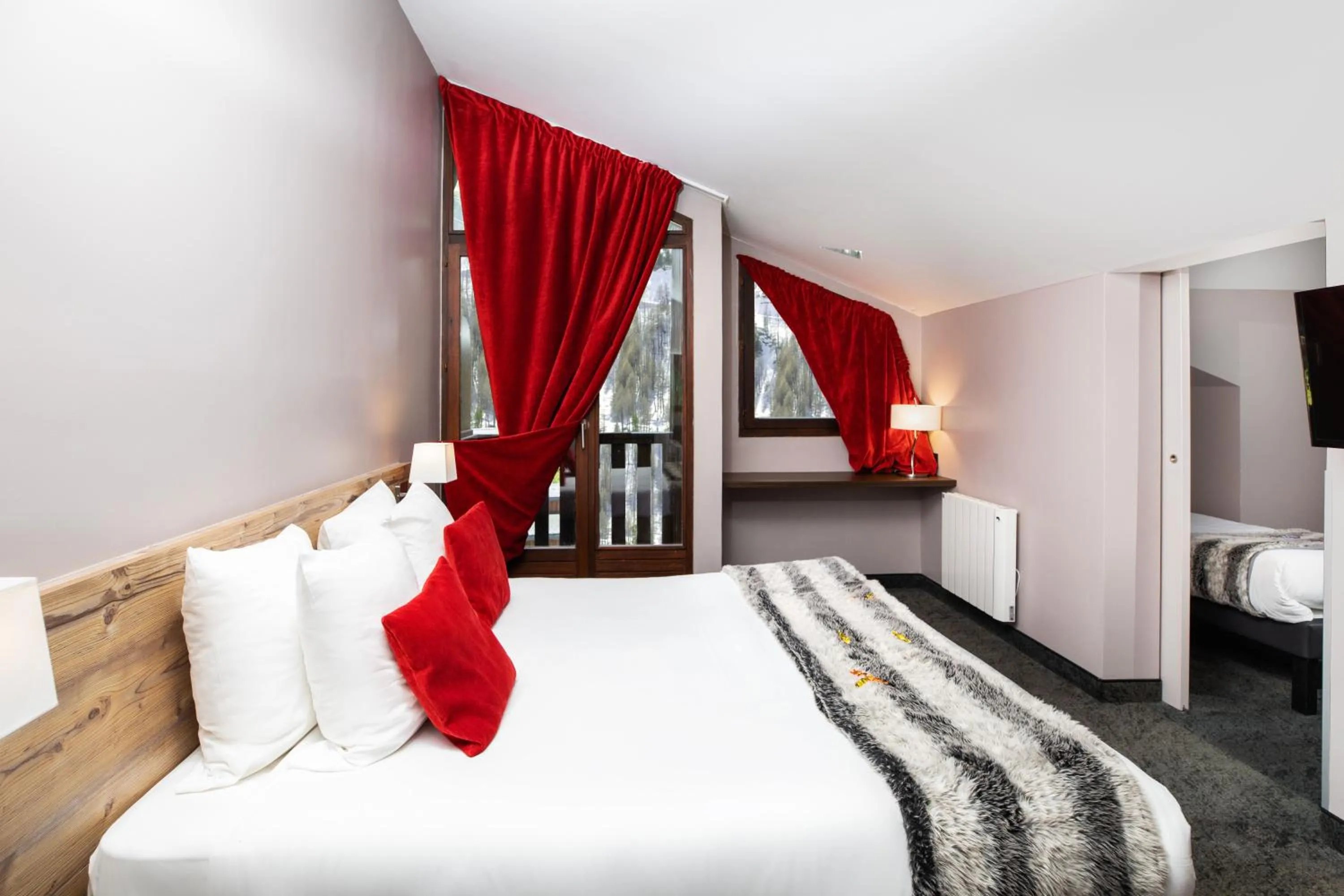 Bedroom, Bed in SOWELL Family Valfrejus