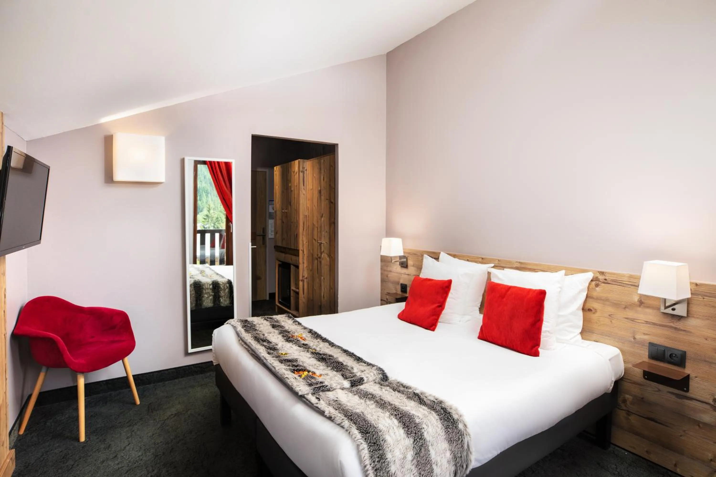 Bedroom, Bed in SOWELL Family Valfrejus