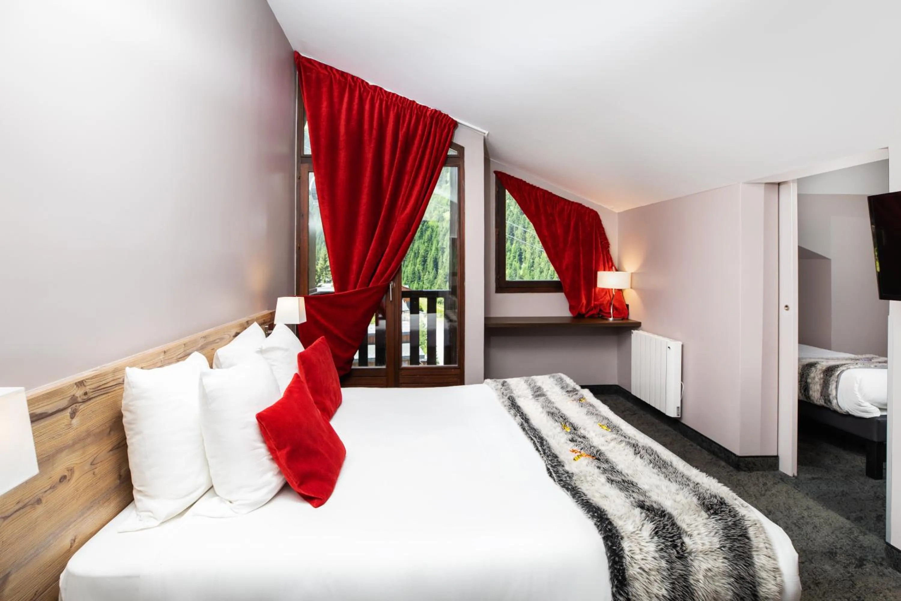 Bedroom, Bed in SOWELL Family Valfrejus