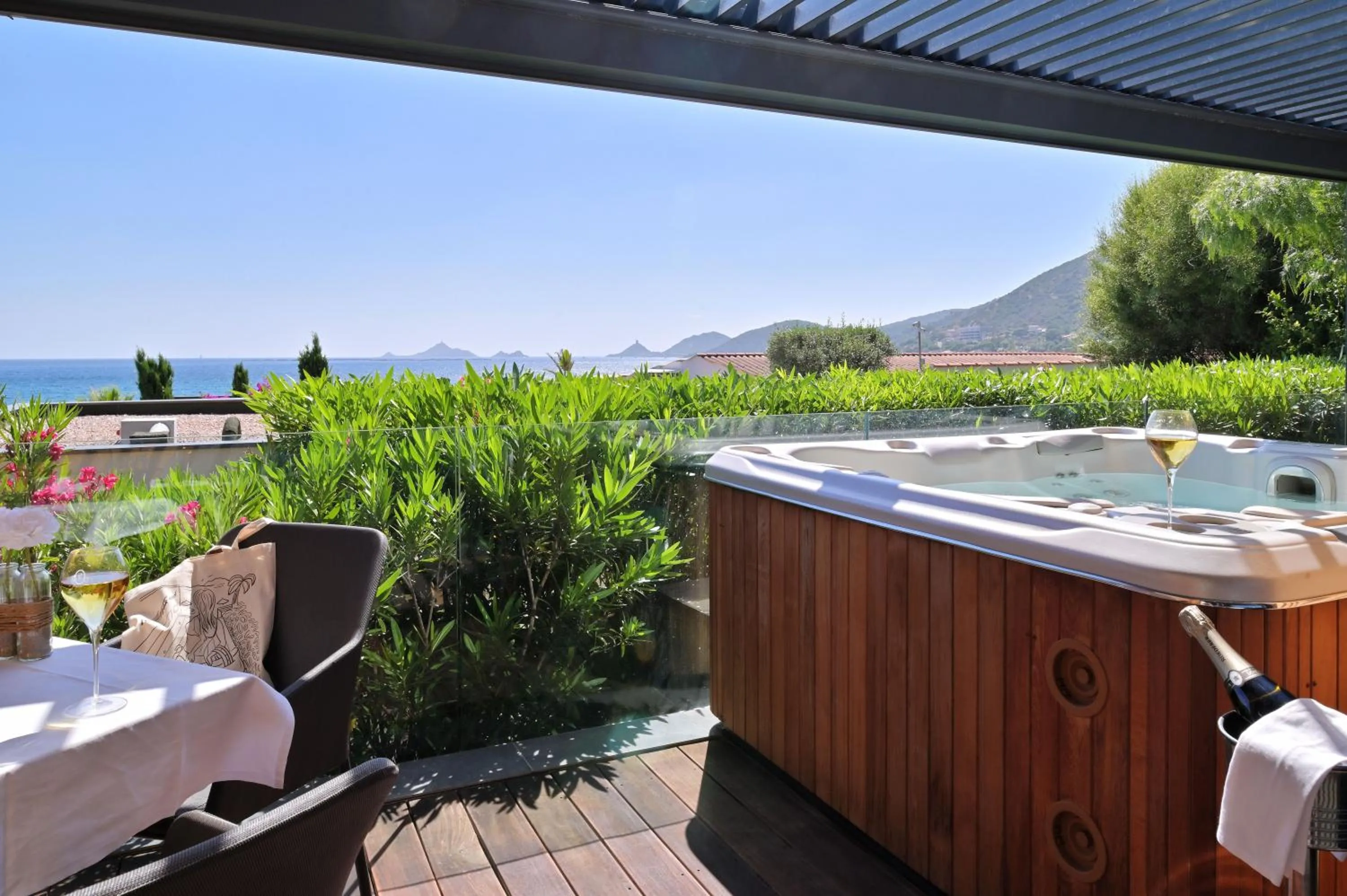 Patio in Hôtel Le Week end