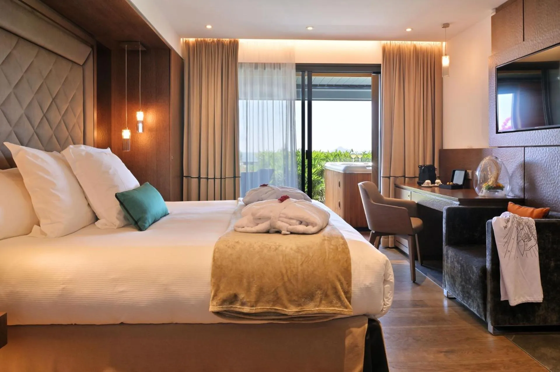 Seating area, Bed in Hôtel Le Week end