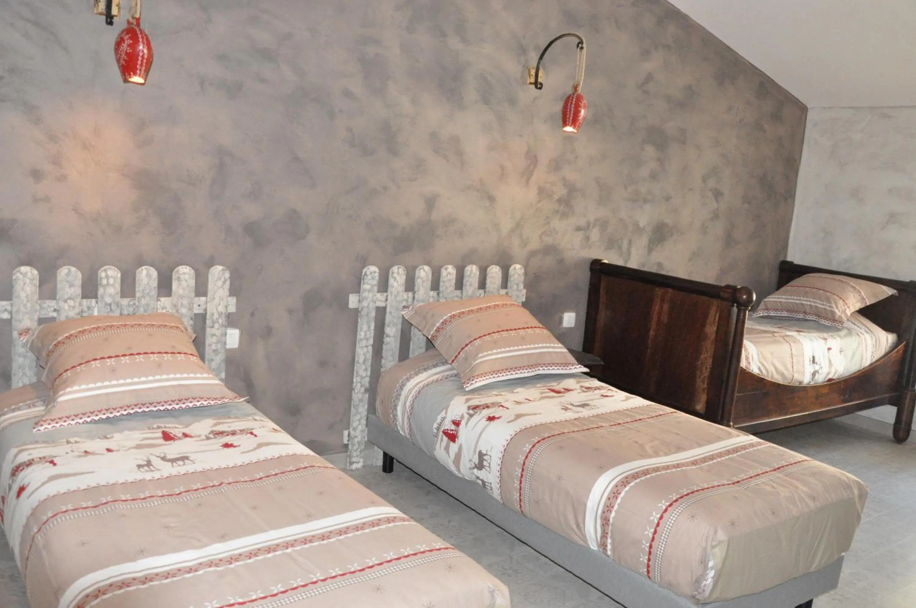 Photo of the whole room, Bed in La Tour Du Terroir