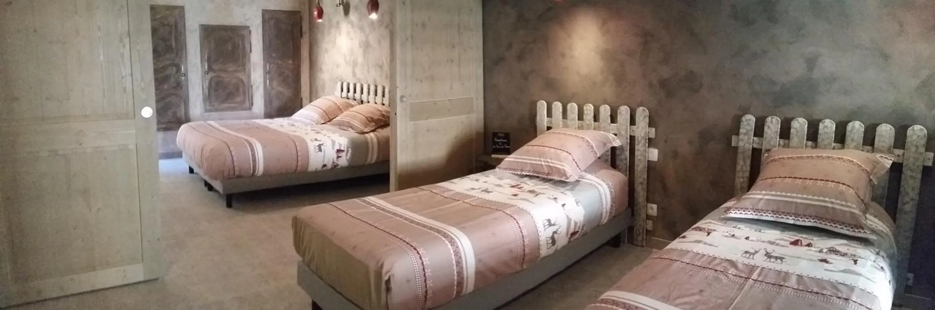 Photo of the whole room, Bed in La Tour Du Terroir