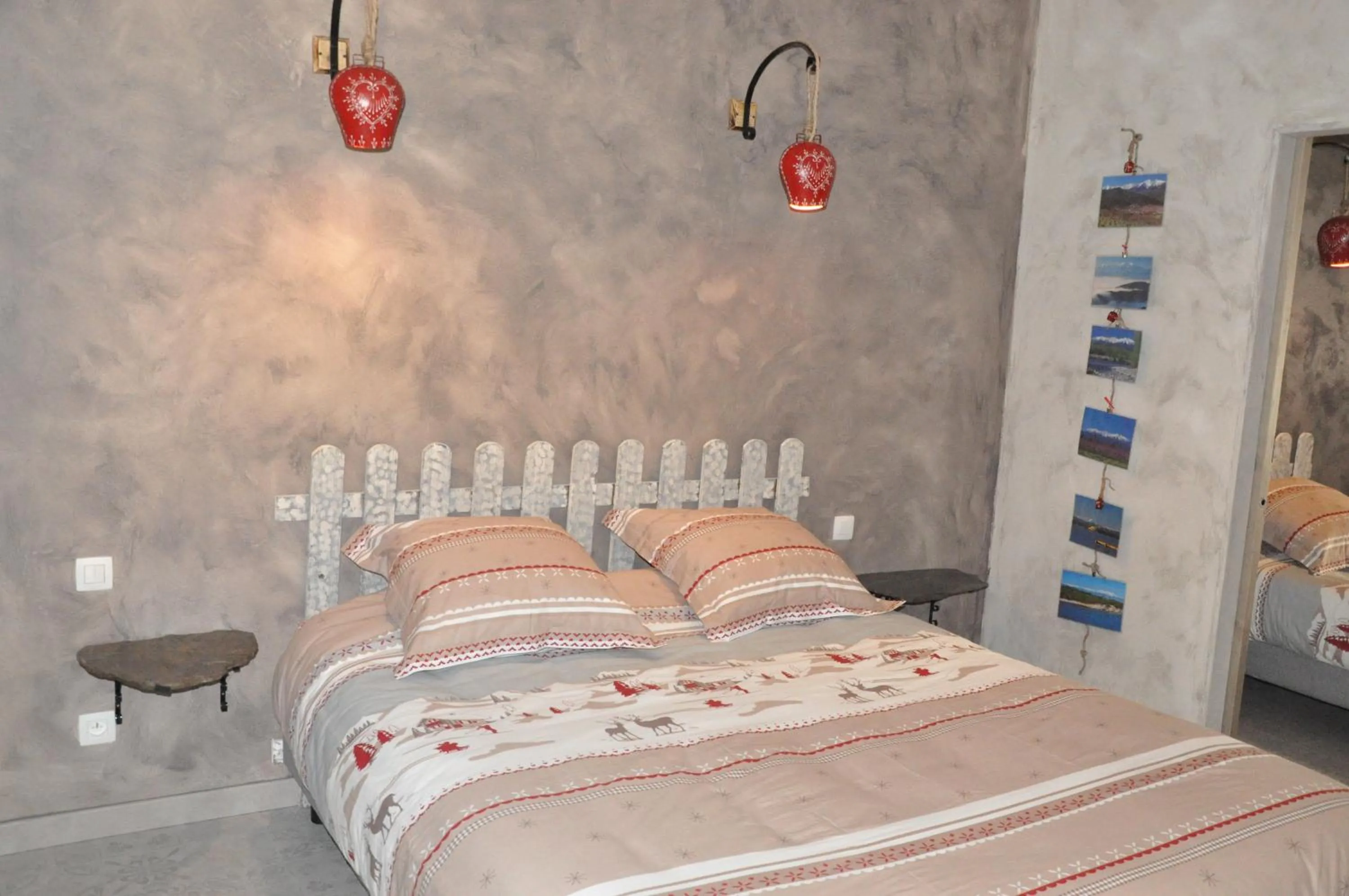 Photo of the whole room, Bed in La Tour Du Terroir