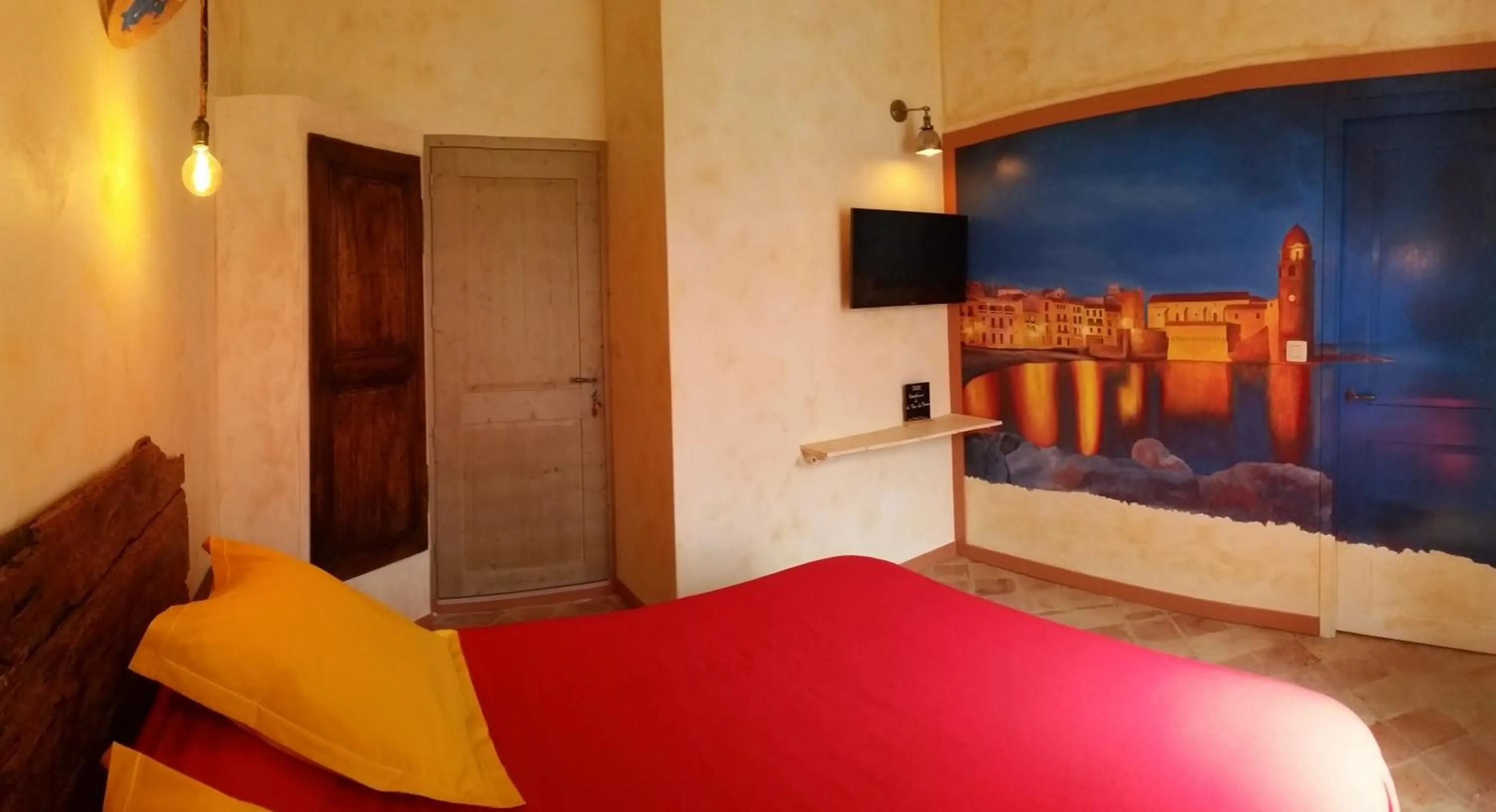 Photo of the whole room, Bed in La Tour Du Terroir