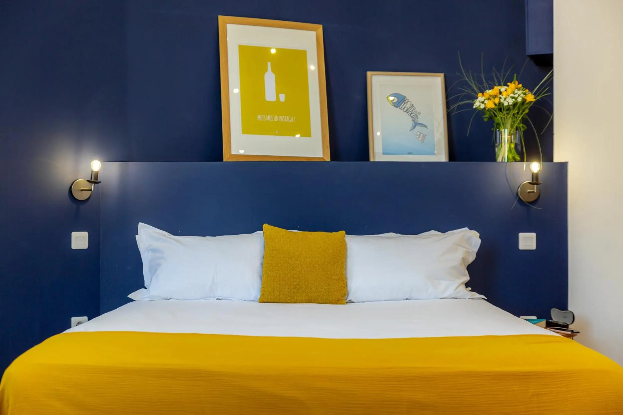 Bedroom, Bed in Breteuil – Appart au Vieux Port