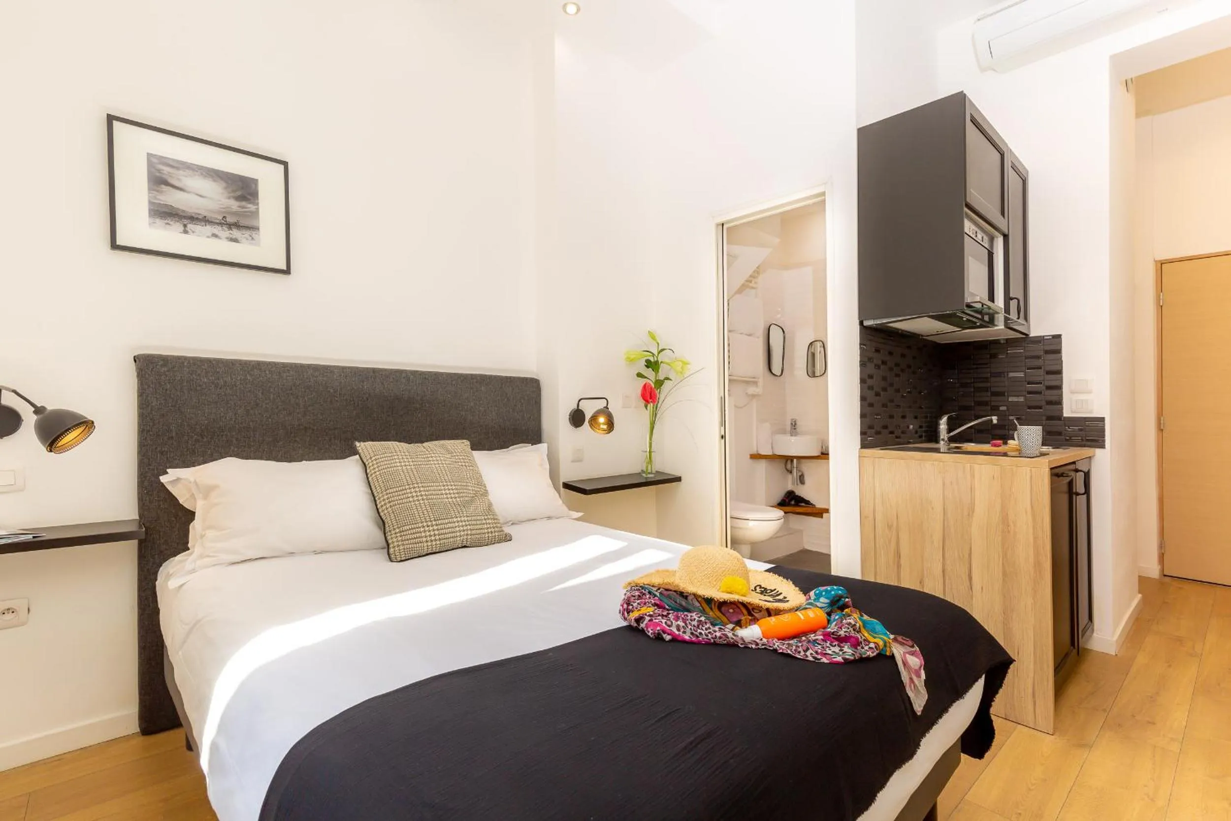 Bedroom, Bed in Breteuil – Appart au Vieux Port