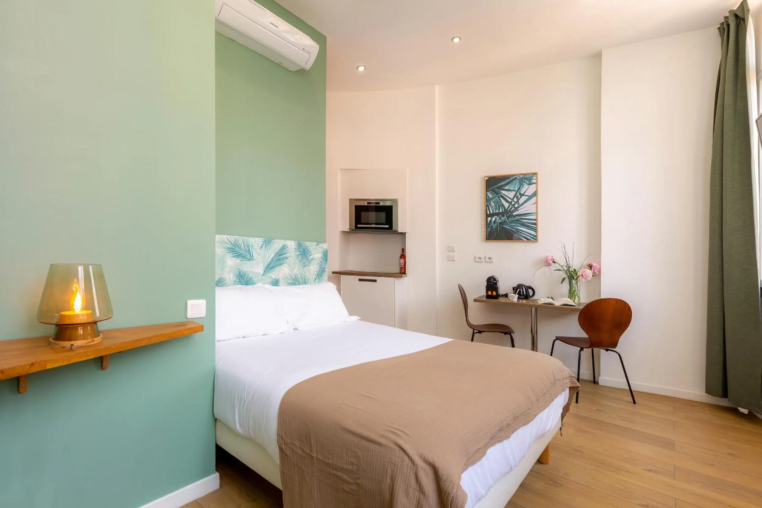 Bedroom, Bed in Breteuil – Appart au Vieux Port