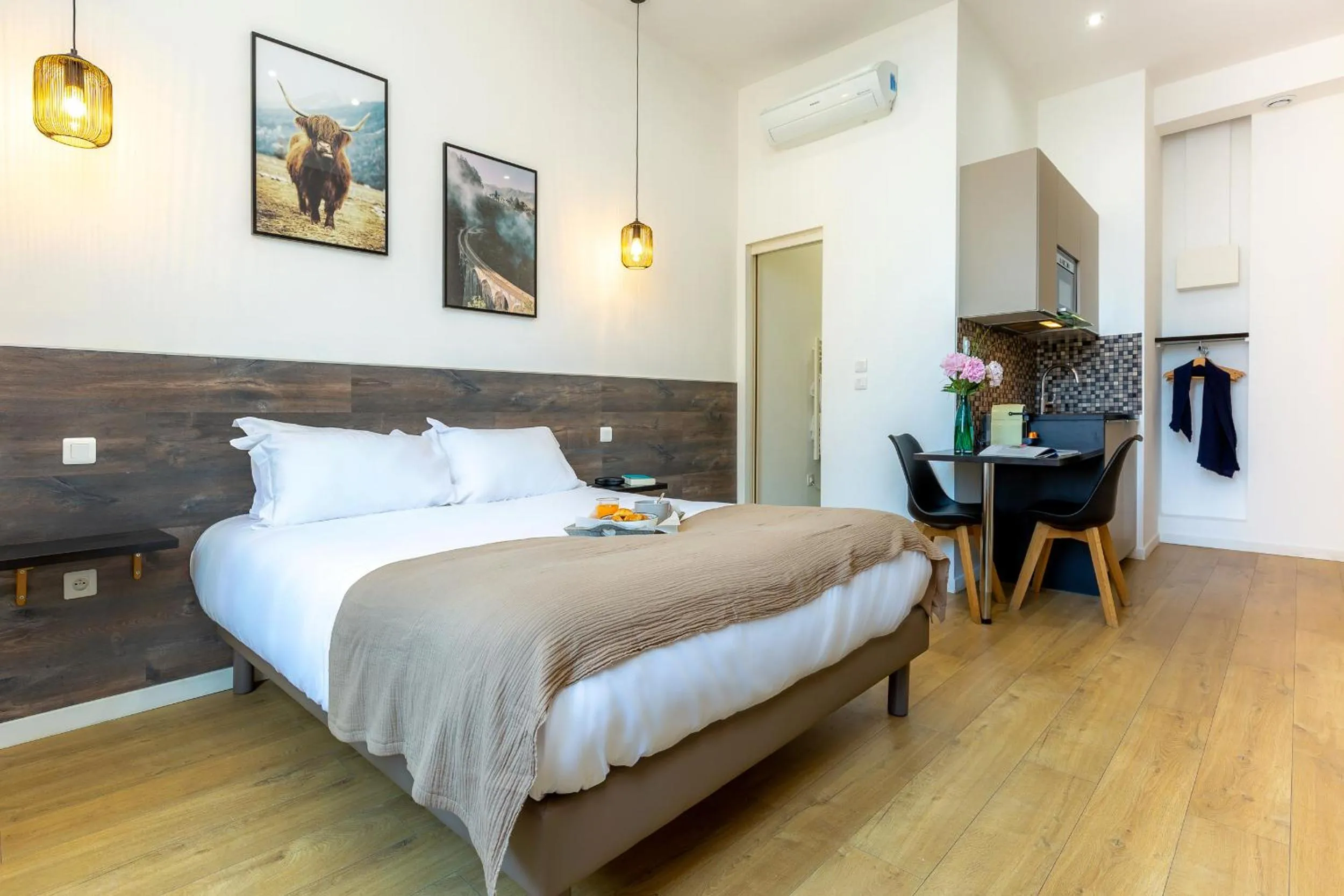 Bedroom, Bed in Breteuil – Appart au Vieux Port