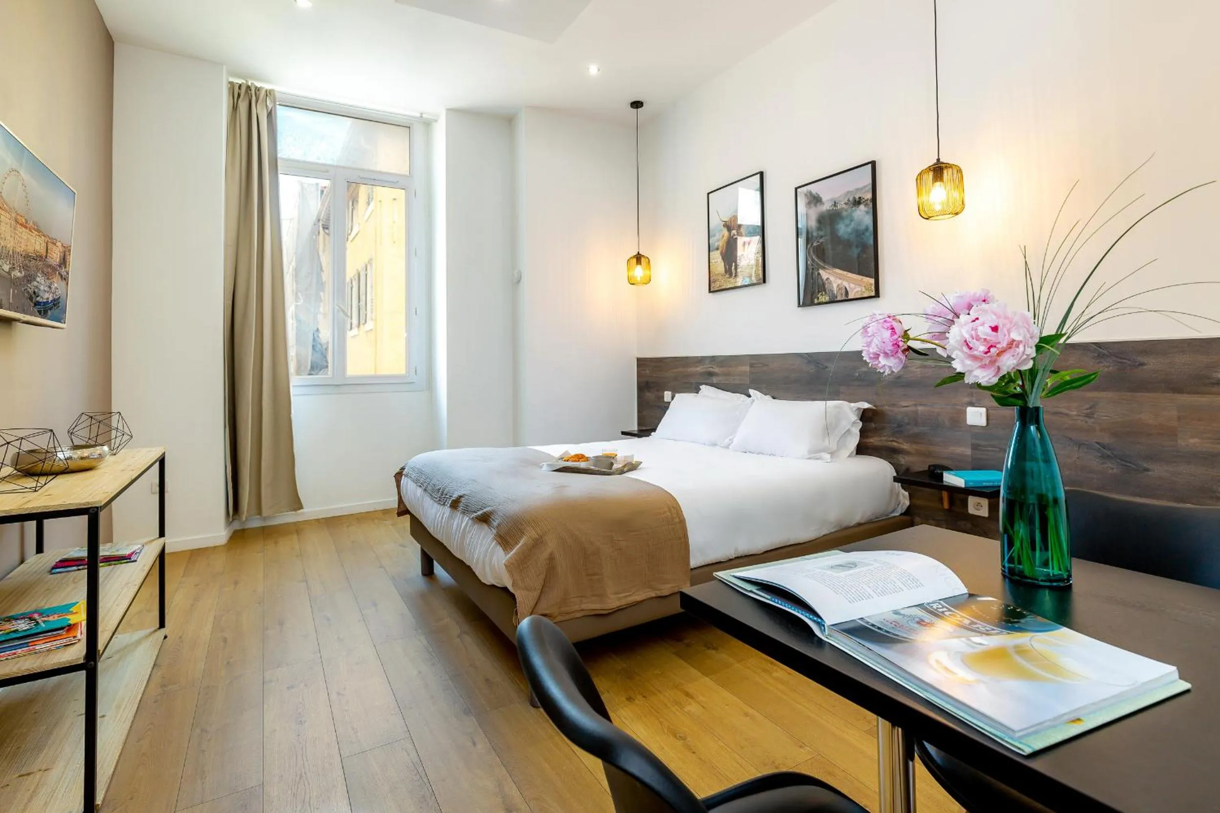 Bedroom, Bed in Breteuil – Appart au Vieux Port