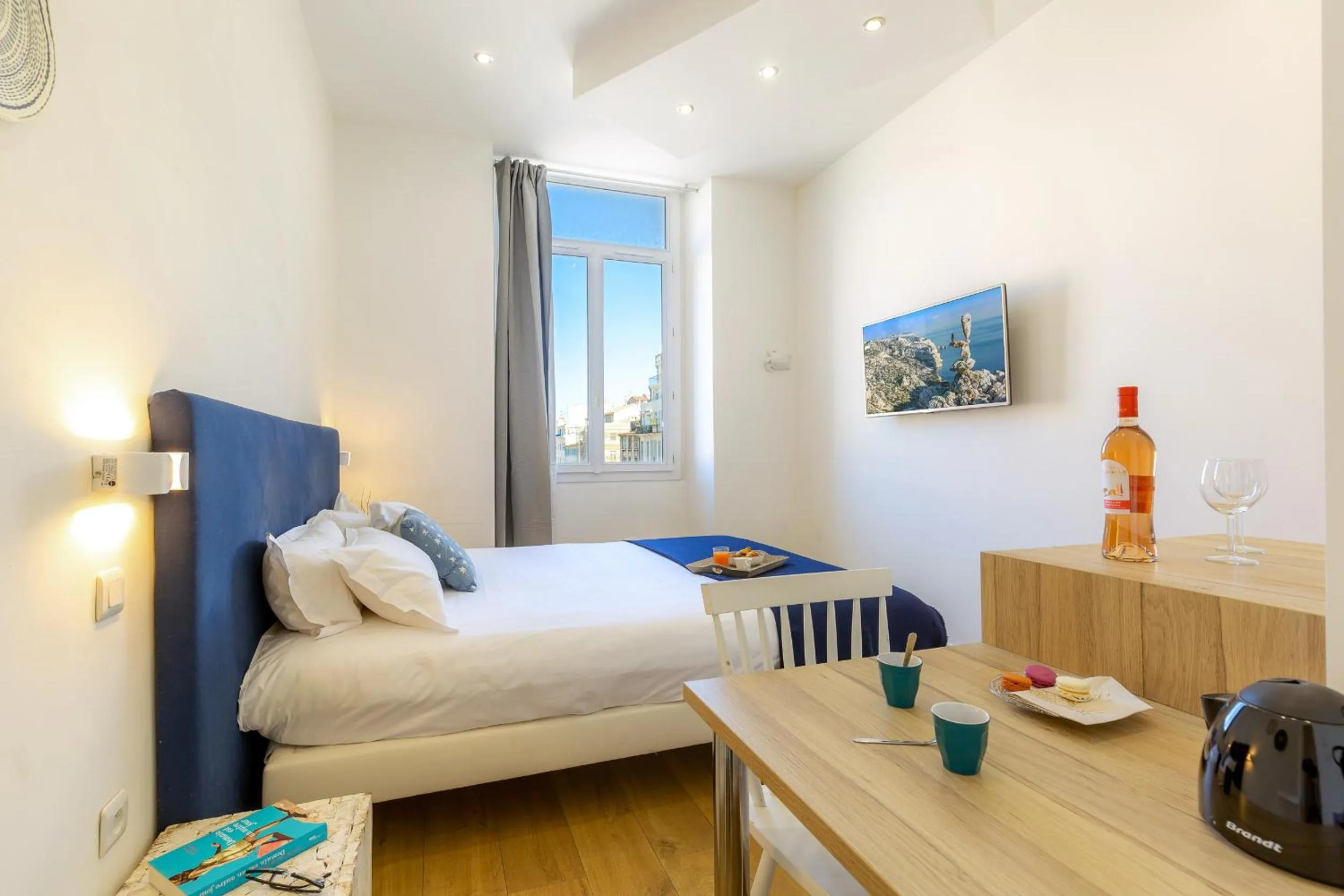 Bedroom, Bed in Breteuil – Appart au Vieux Port