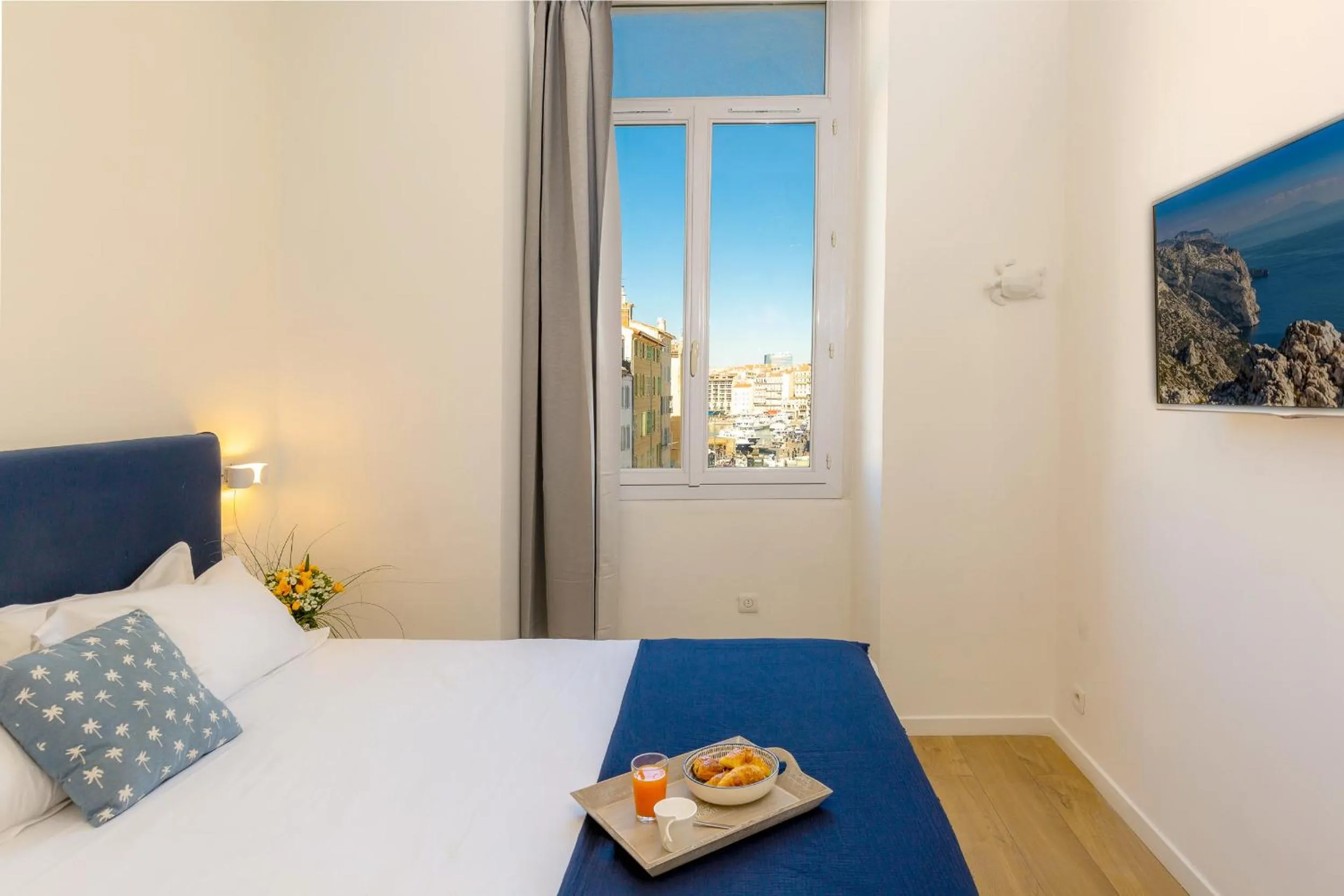 Bedroom, Bed in Breteuil – Appart au Vieux Port