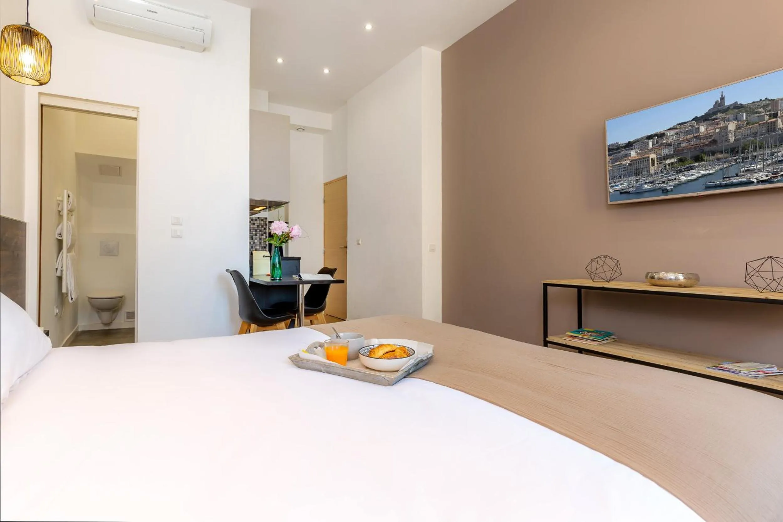 Bedroom, Bed in Breteuil – Appart au Vieux Port