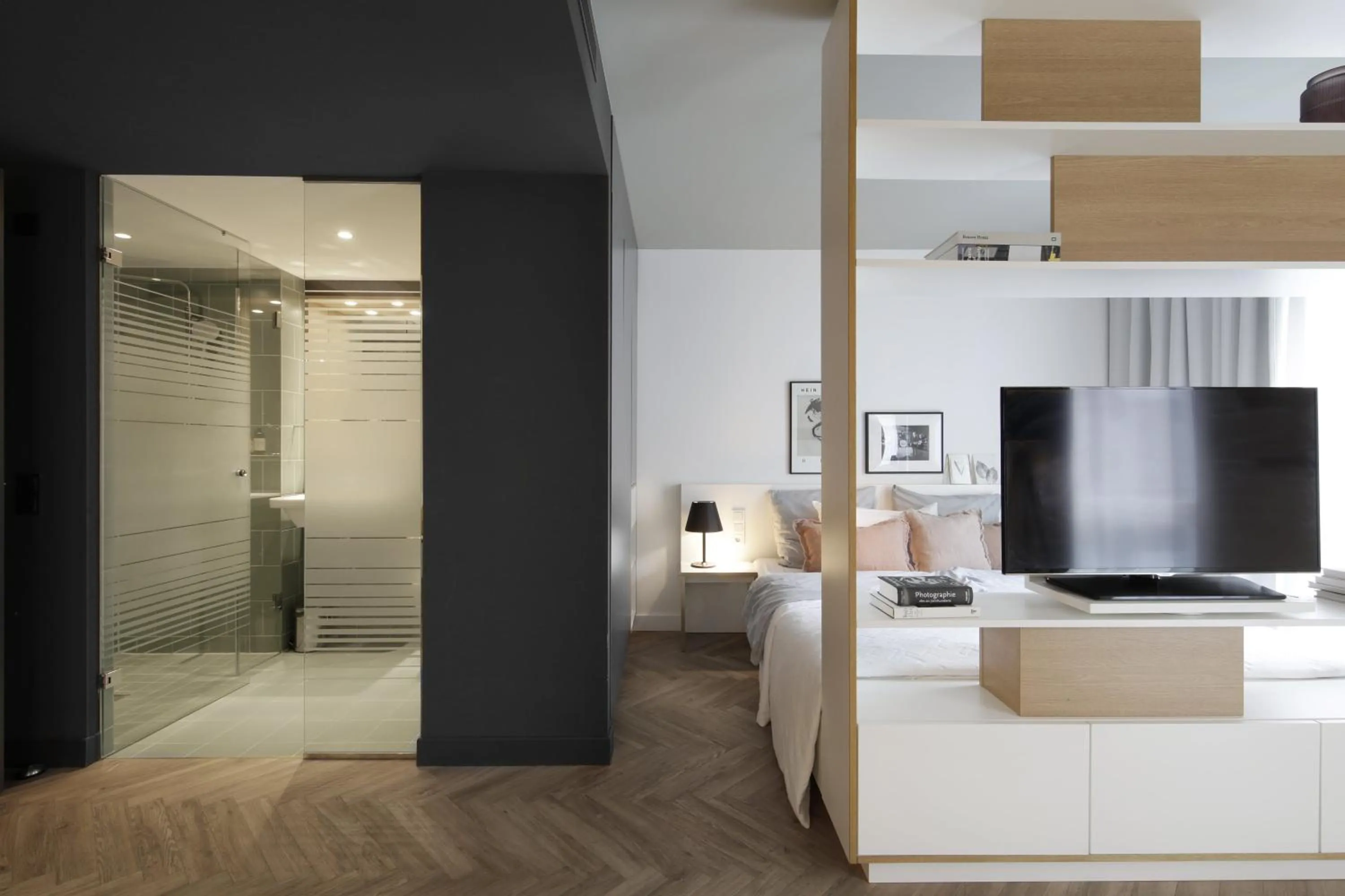 Shower, Bed in smartments München Parkstadt Schwabing