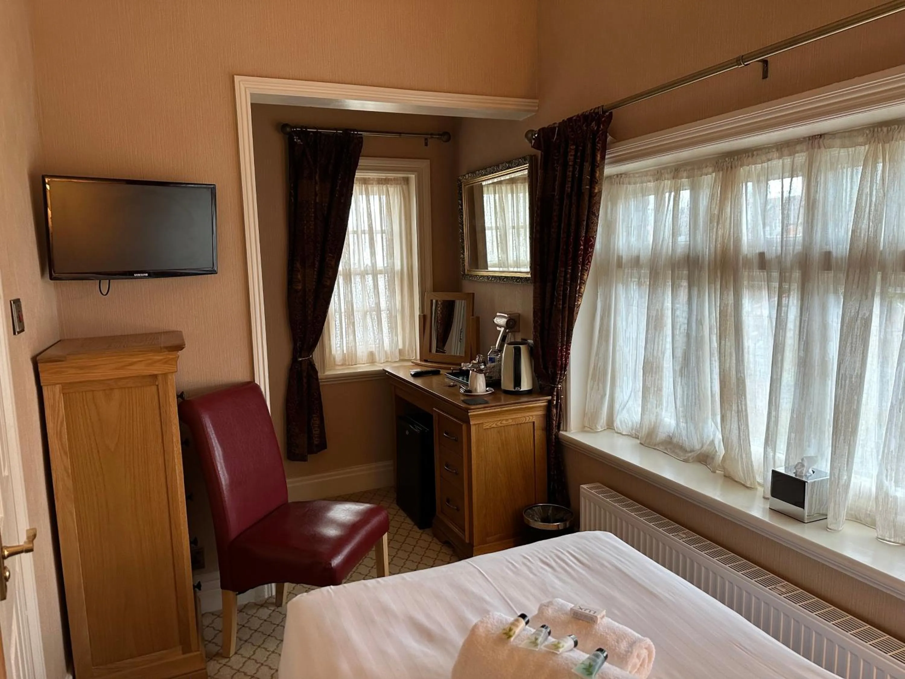 Bedroom, Bed in The Chester Court Hotel