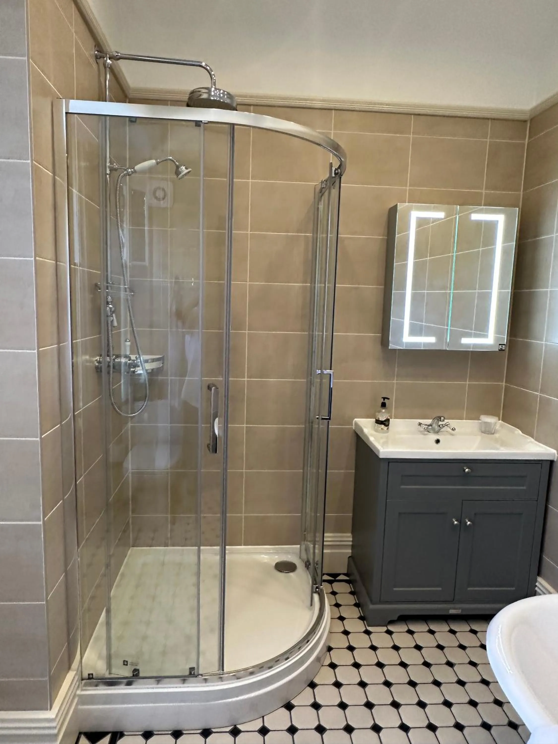 Shower in The Chester Court Hotel