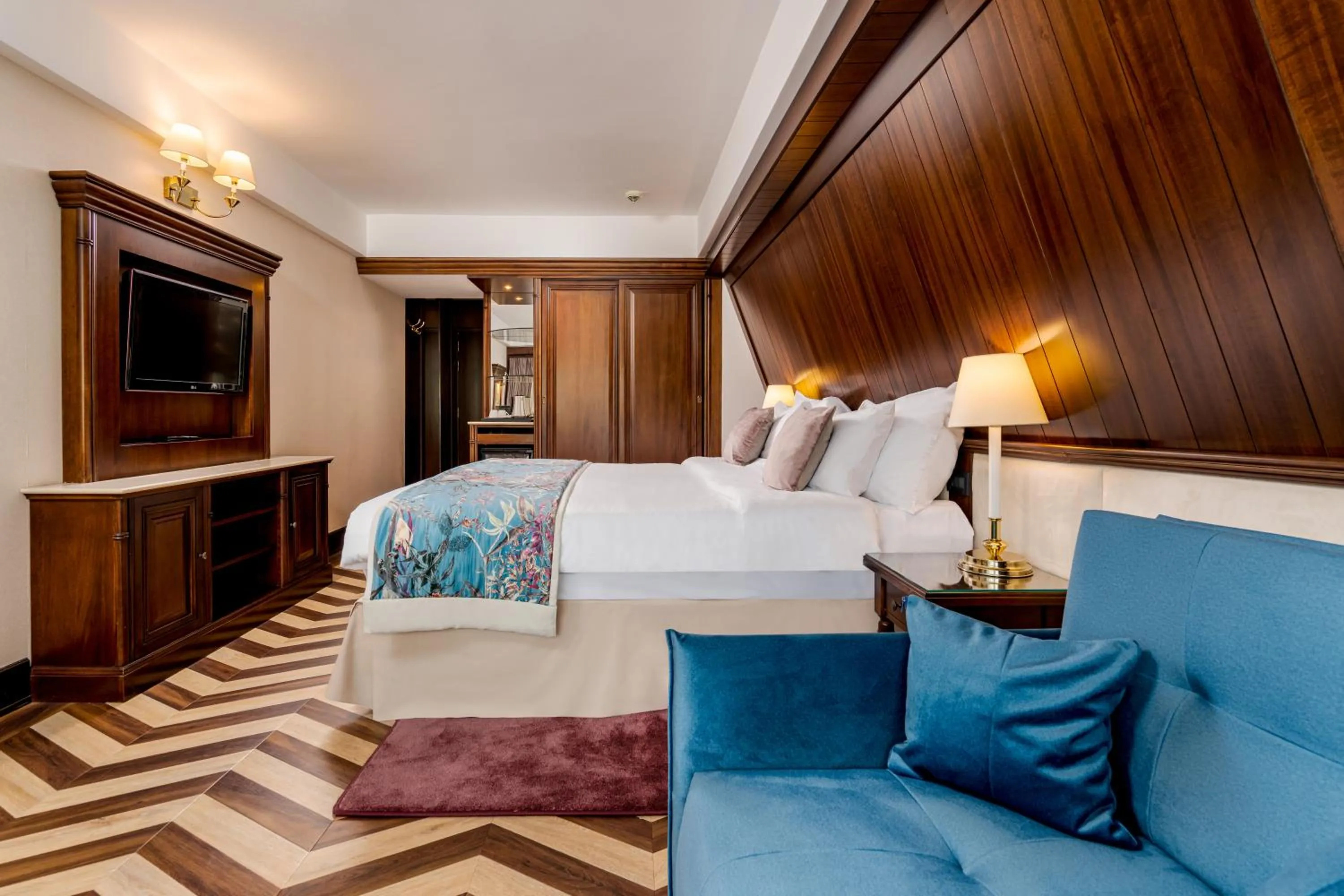 Photo of the whole room, Bed in Hotel International