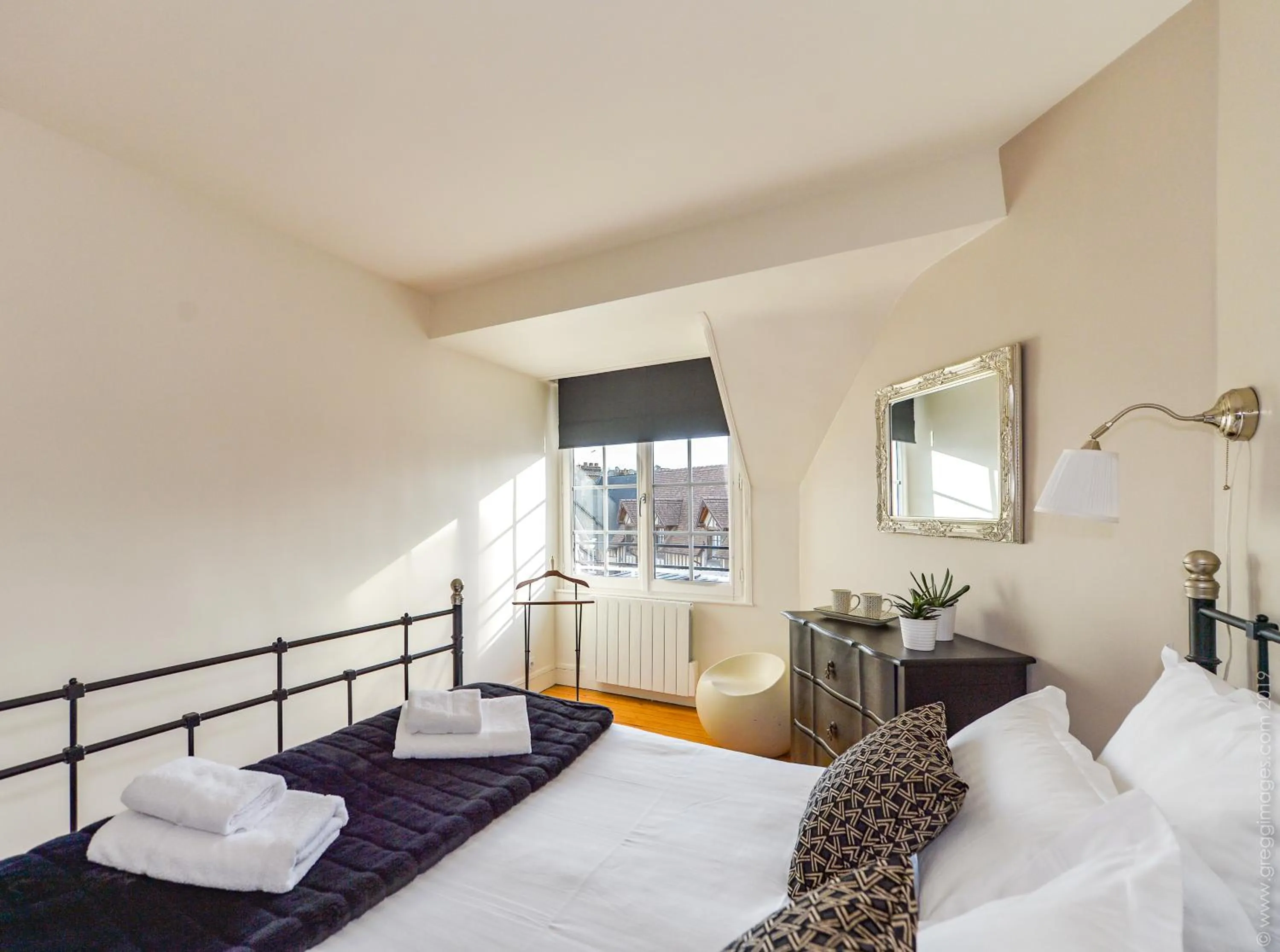 Bedroom, Bed in La Maison de Pierre et Valérie Ste Catherine Honfleur