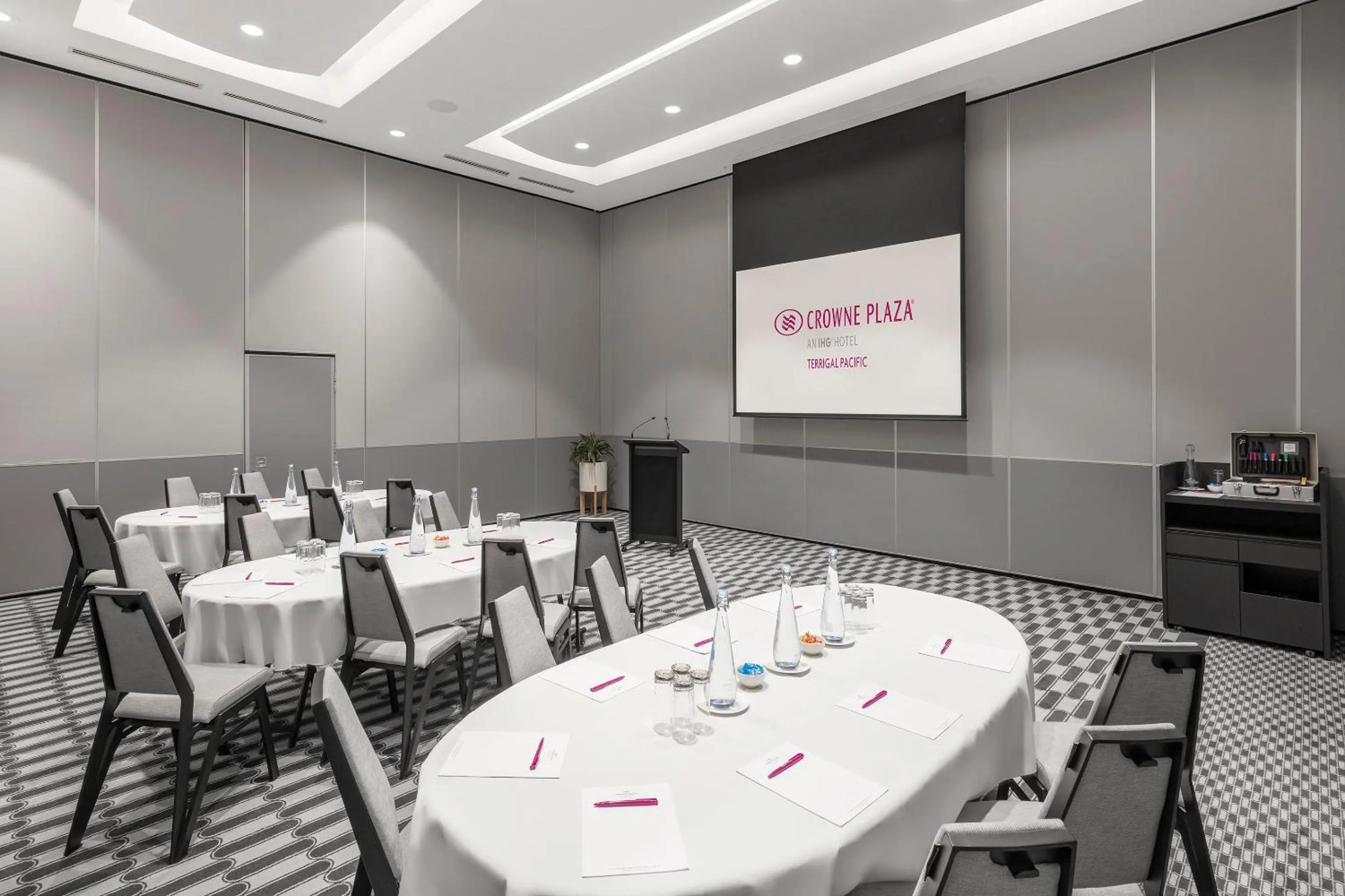 Meeting/conference room in Crowne Plaza Terrigal Pacific by IHG