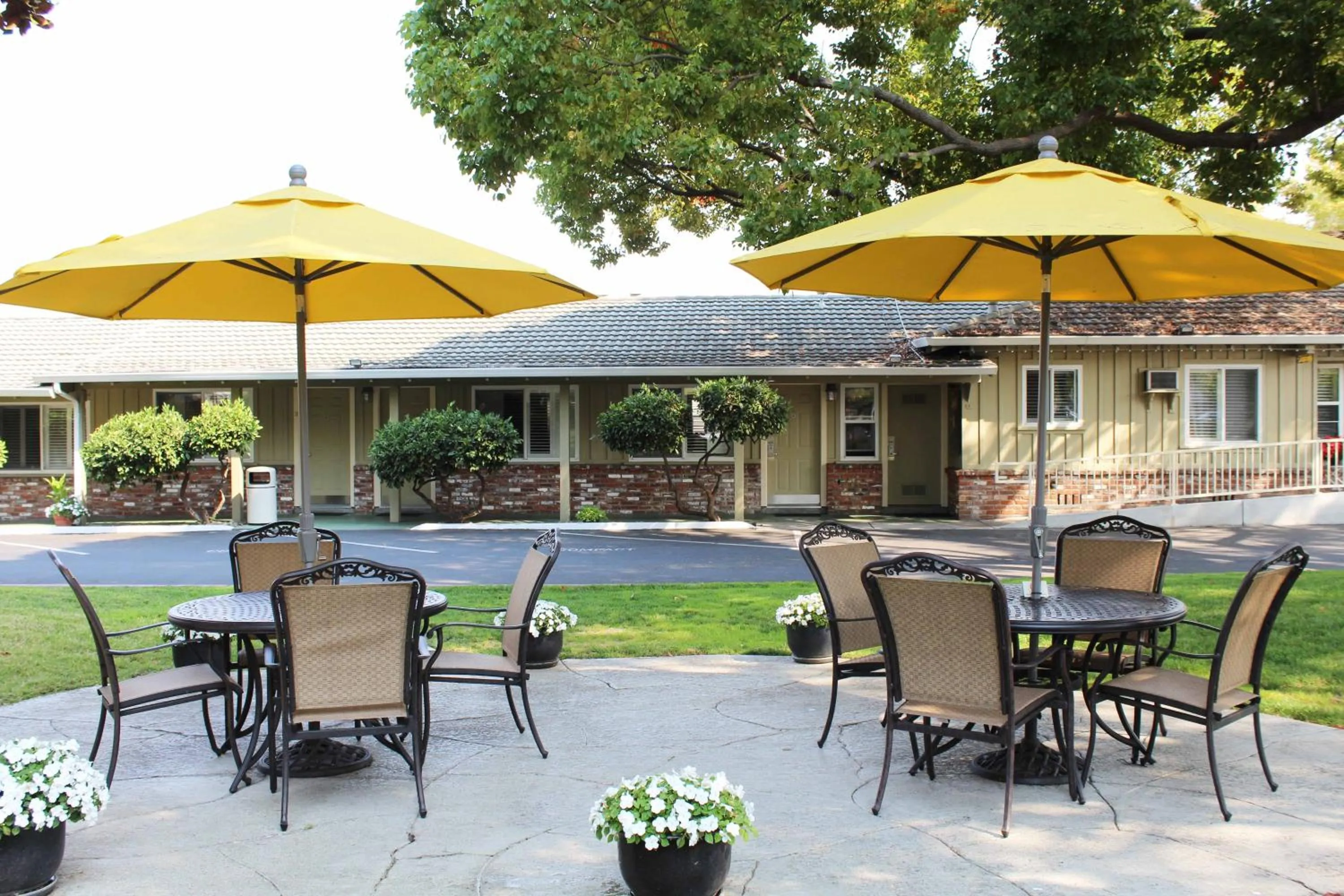 Patio in Country Inn Motel