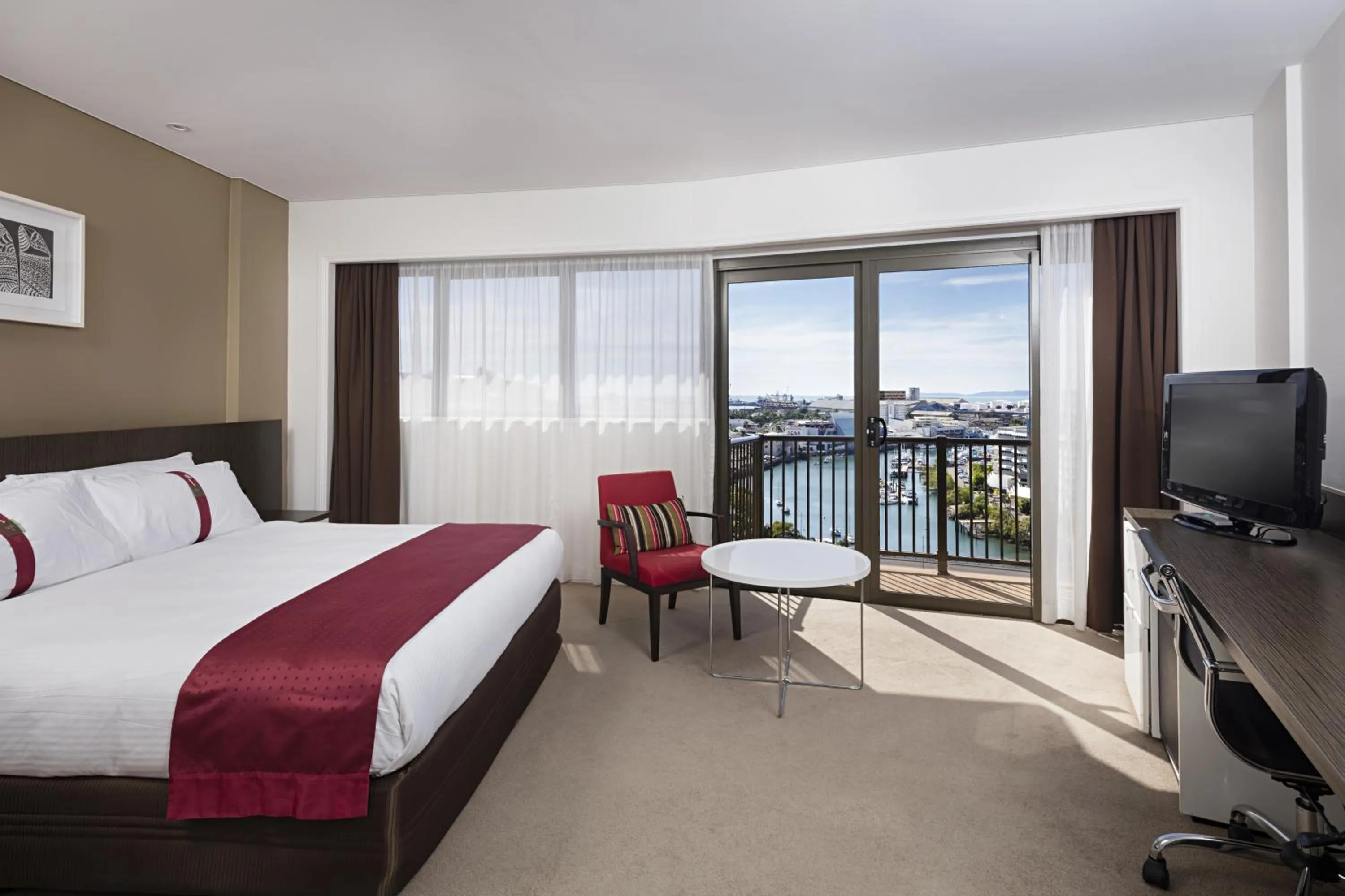 Balcony/Terrace, Bed in Hotel Grand Chancellor Townsville