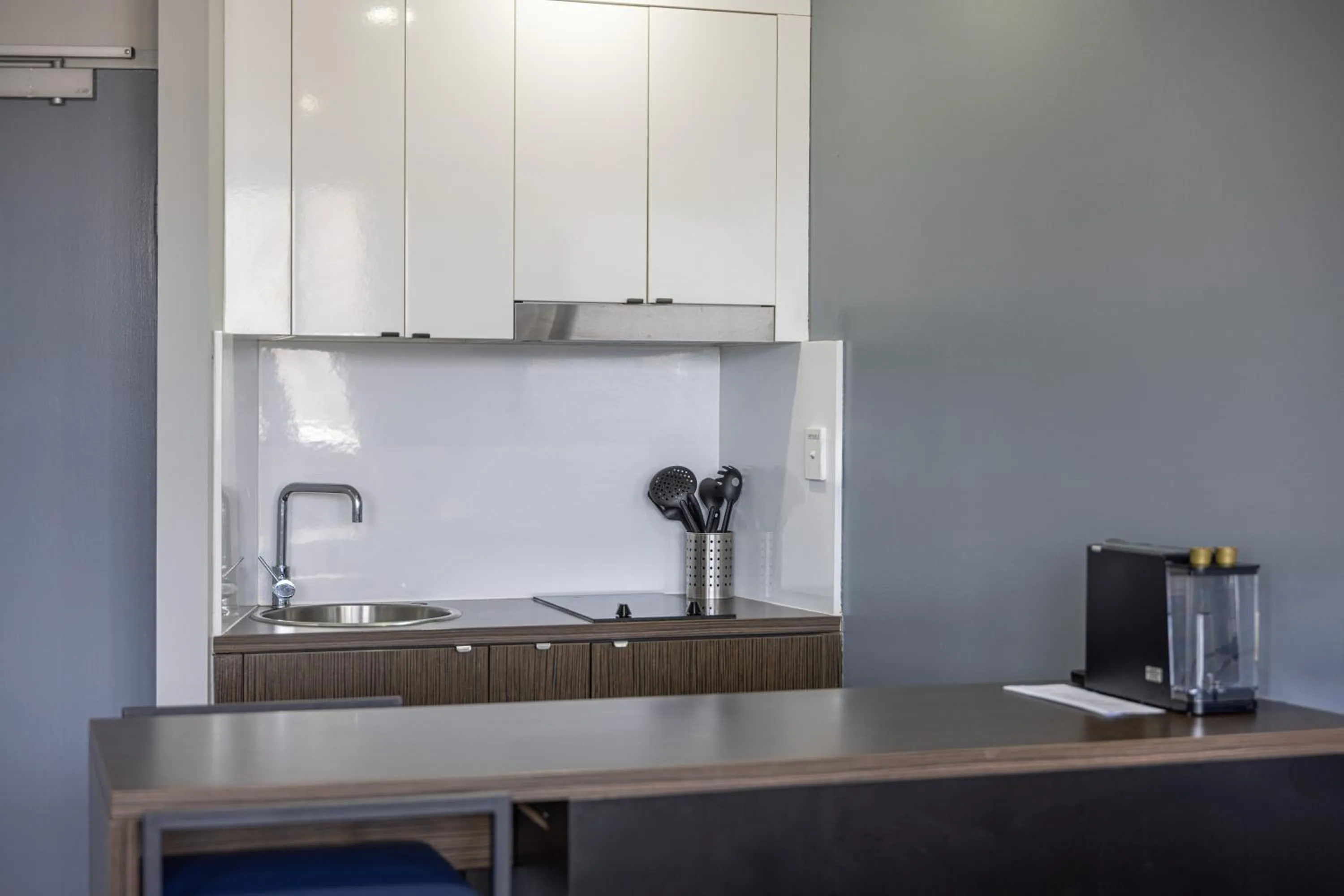 Kitchen or kitchenette in Hotel Grand Chancellor Townsville