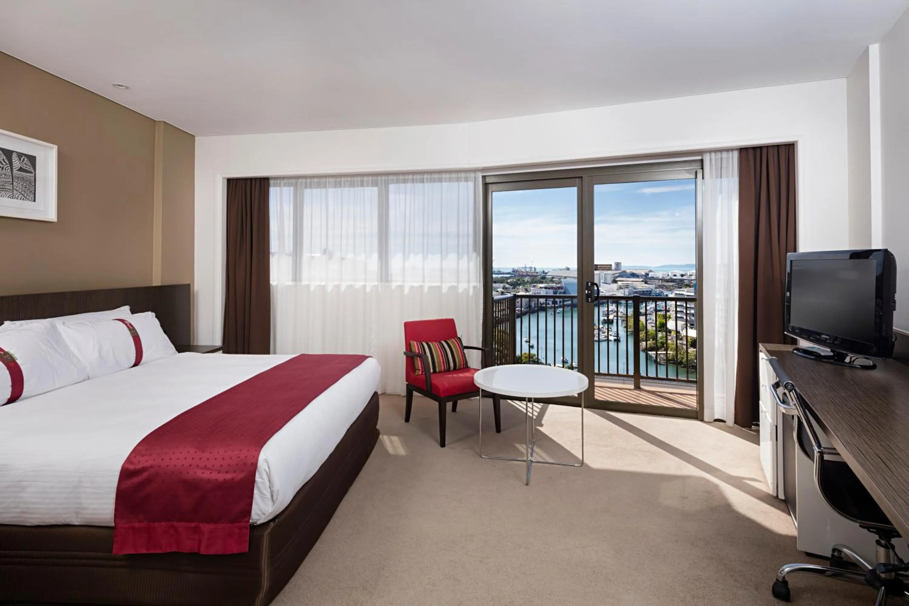 Photo of the whole room, Bed in Hotel Grand Chancellor Townsville