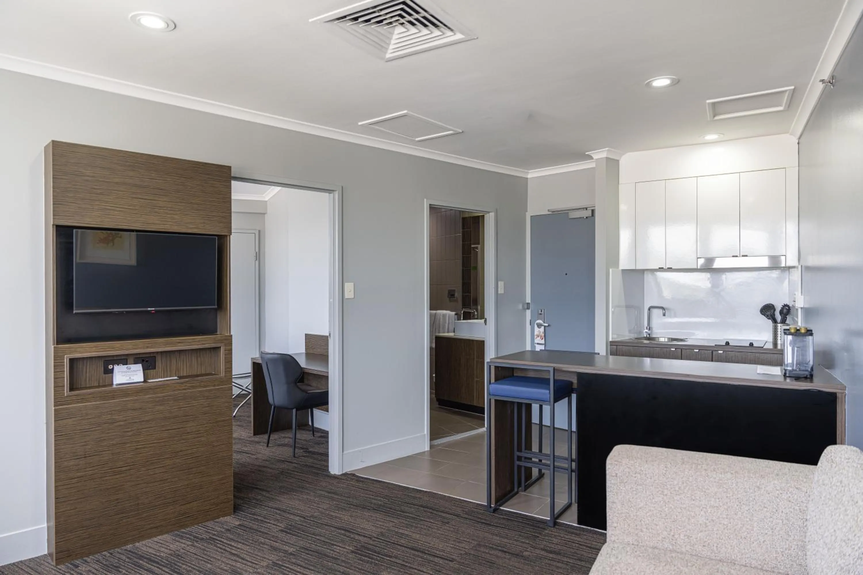 Kitchen or kitchenette in Hotel Grand Chancellor Townsville