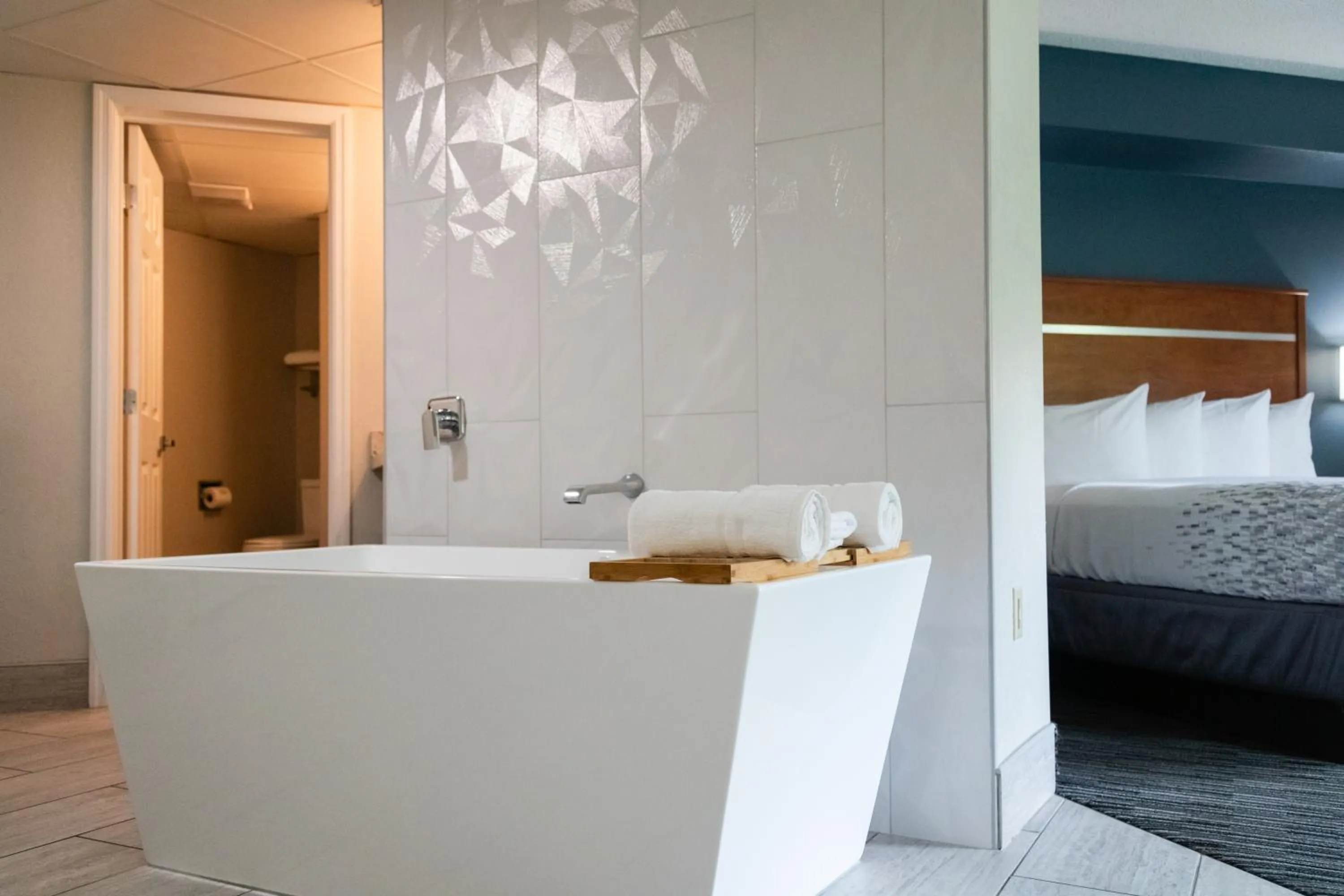 Bath, Bed in Twin Mountain Inn & Suites