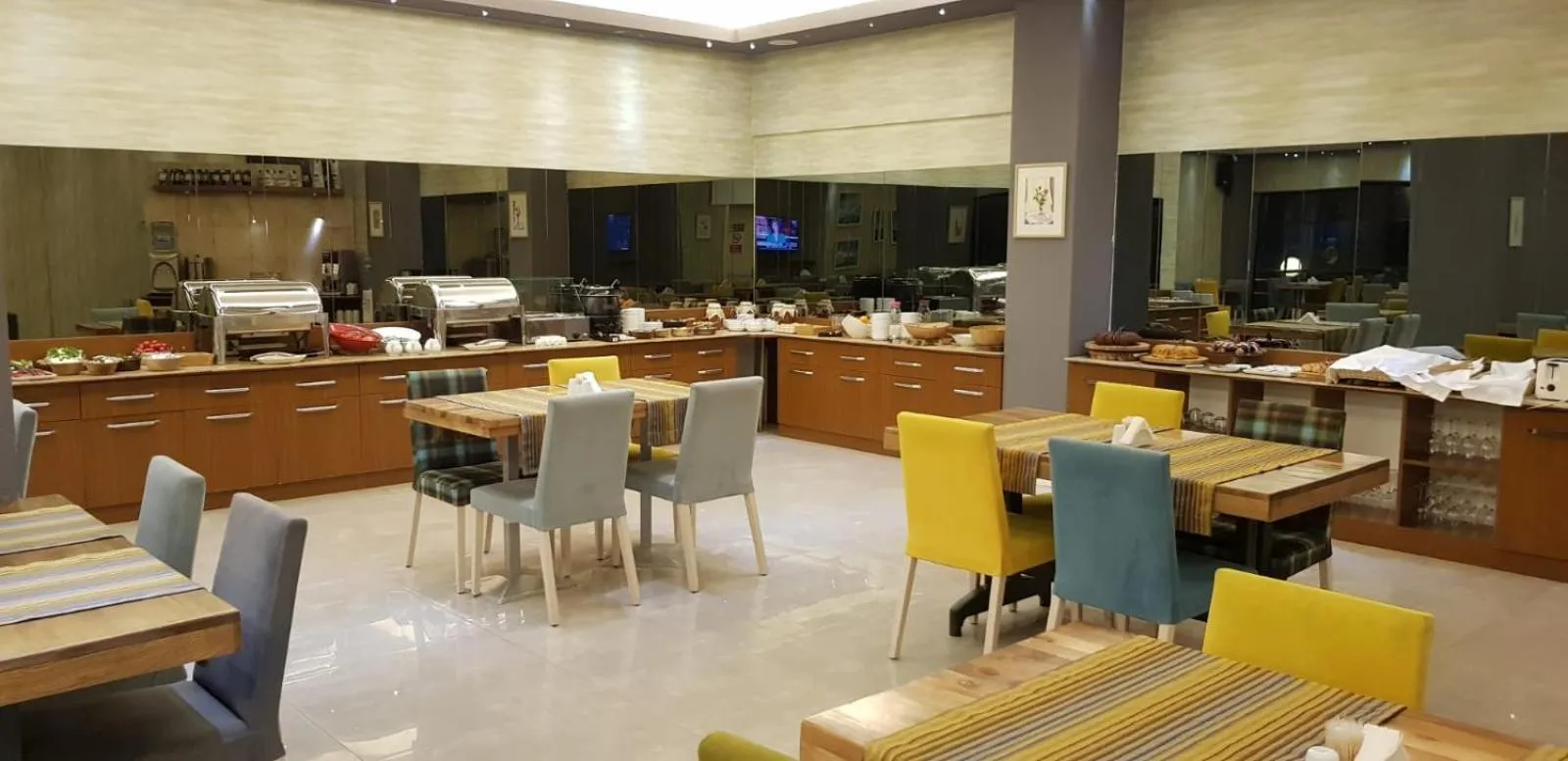 Restaurant/places to eat in leto city hotel