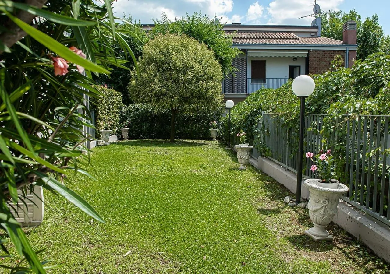 Garden in Sirmione Rosselli Apartments