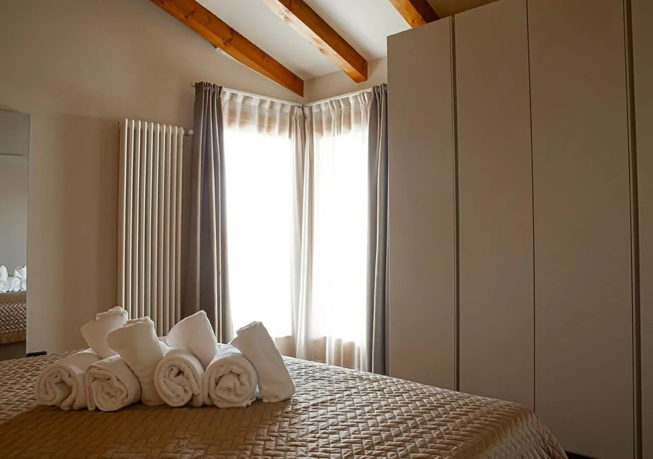 Photo of the whole room, Bed in Sirmione Rosselli Apartments