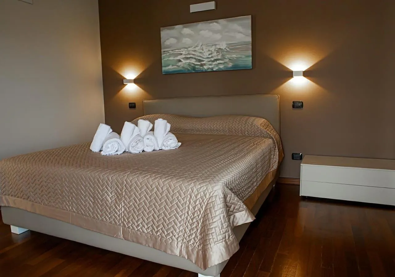 Photo of the whole room, Bed in Sirmione Rosselli Apartments