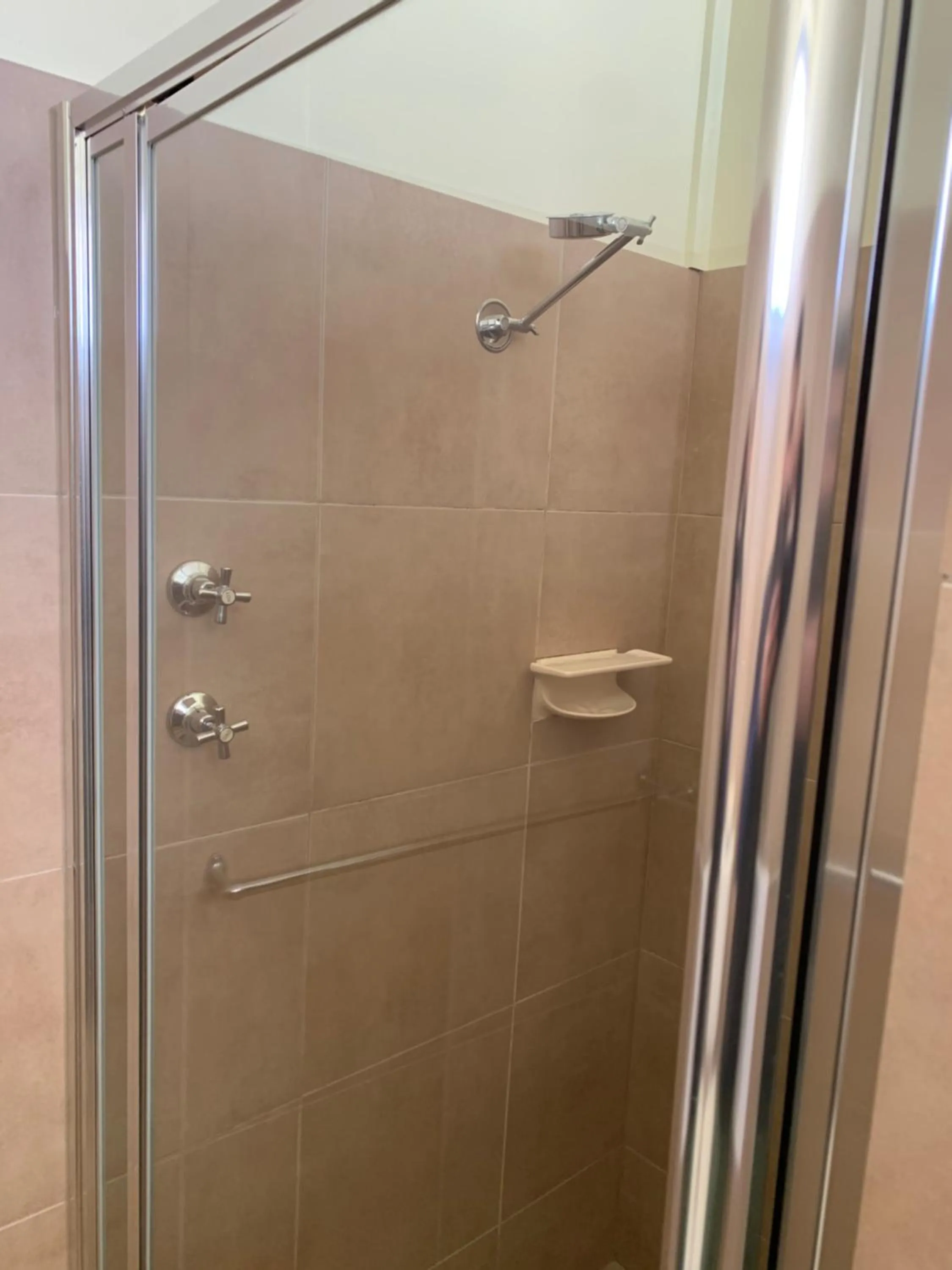 Bathroom in Jerilderie Motor Inn