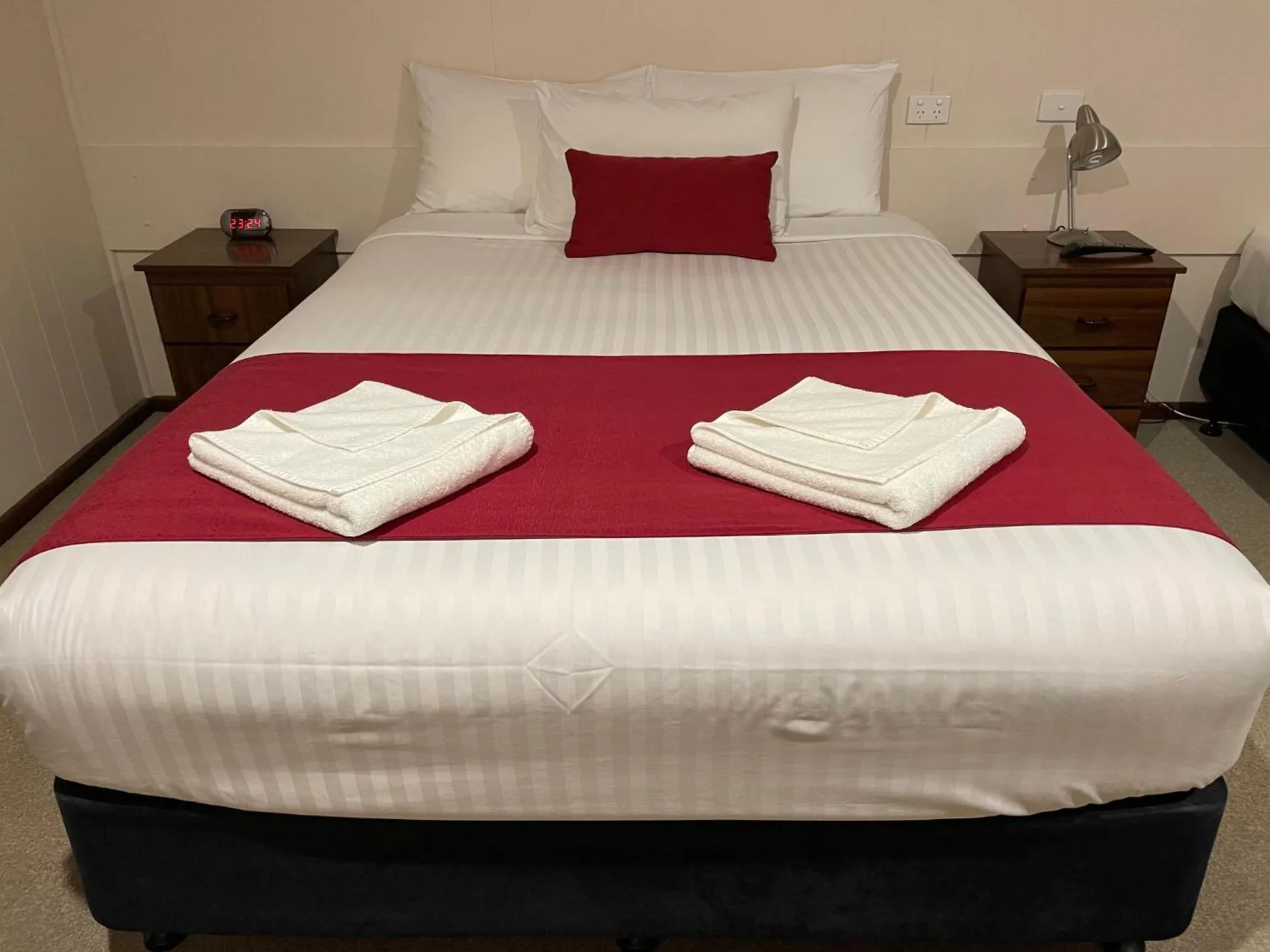 Bed in Jerilderie Motor Inn