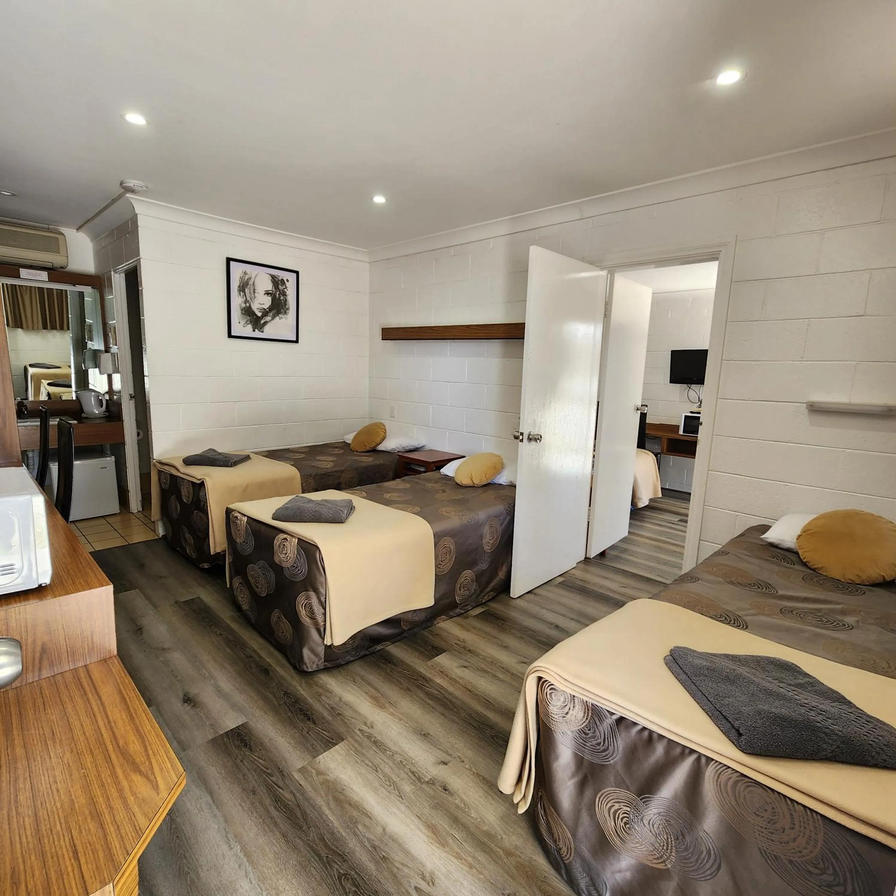 Bed in Byer Fountain Motor Inn