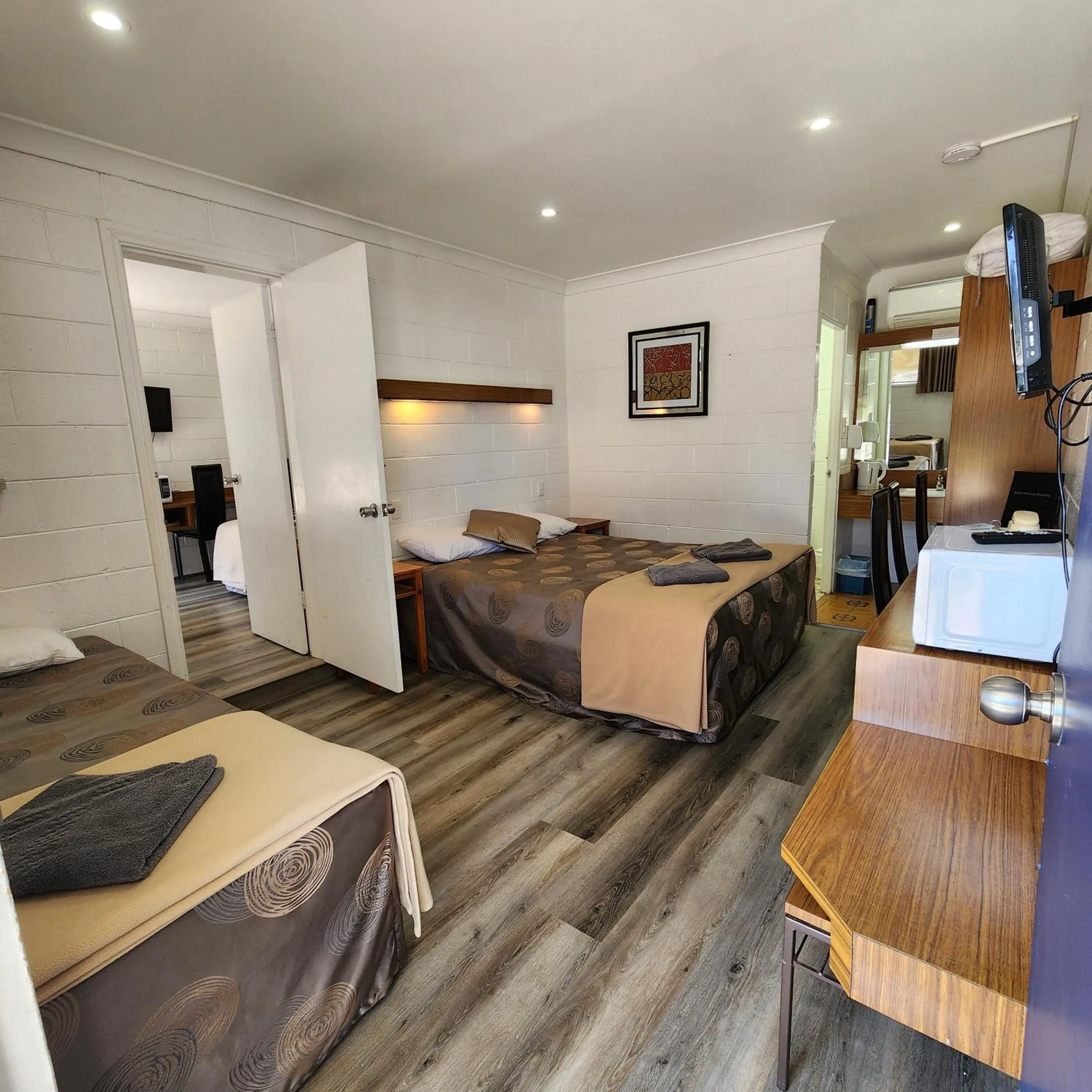 Bed in Byer Fountain Motor Inn