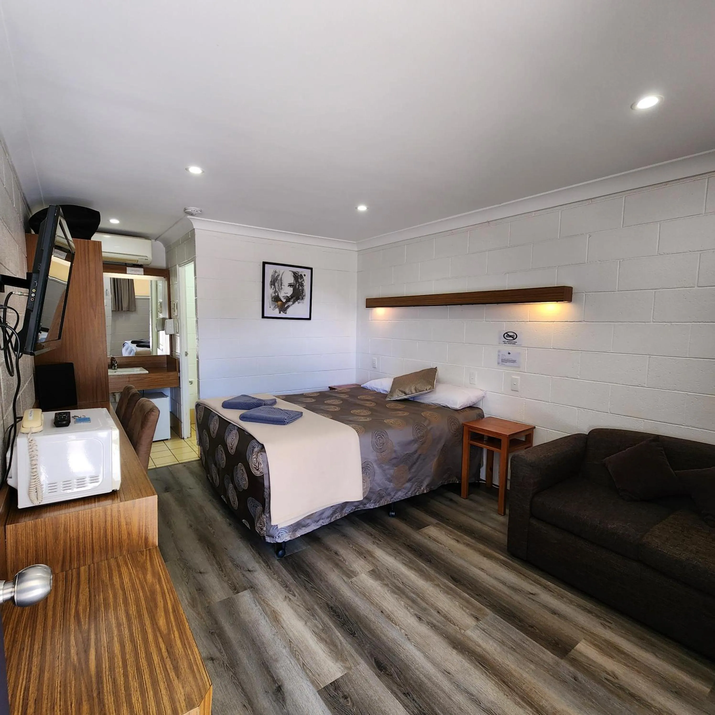 Bed in Byer Fountain Motor Inn