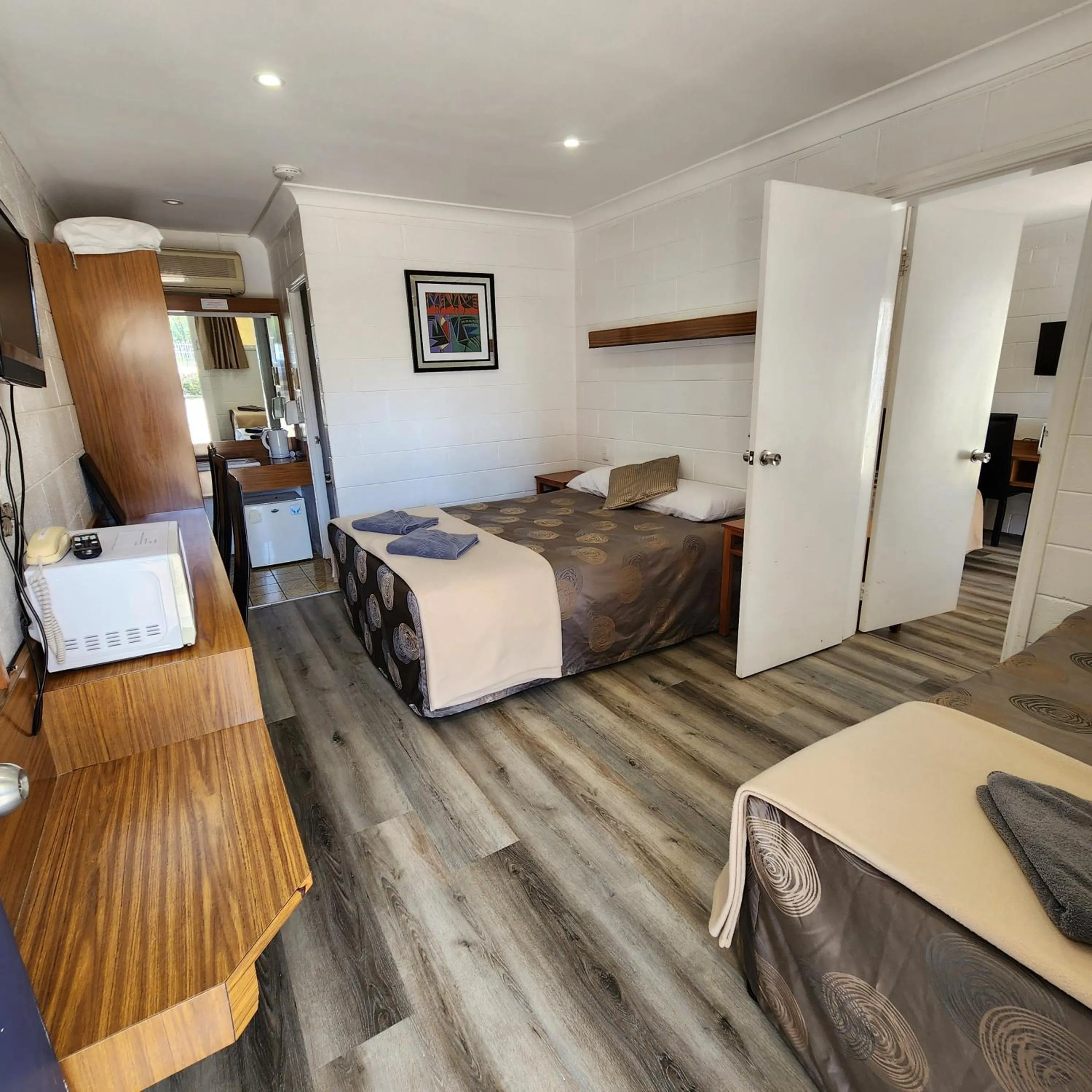 Bed in Byer Fountain Motor Inn