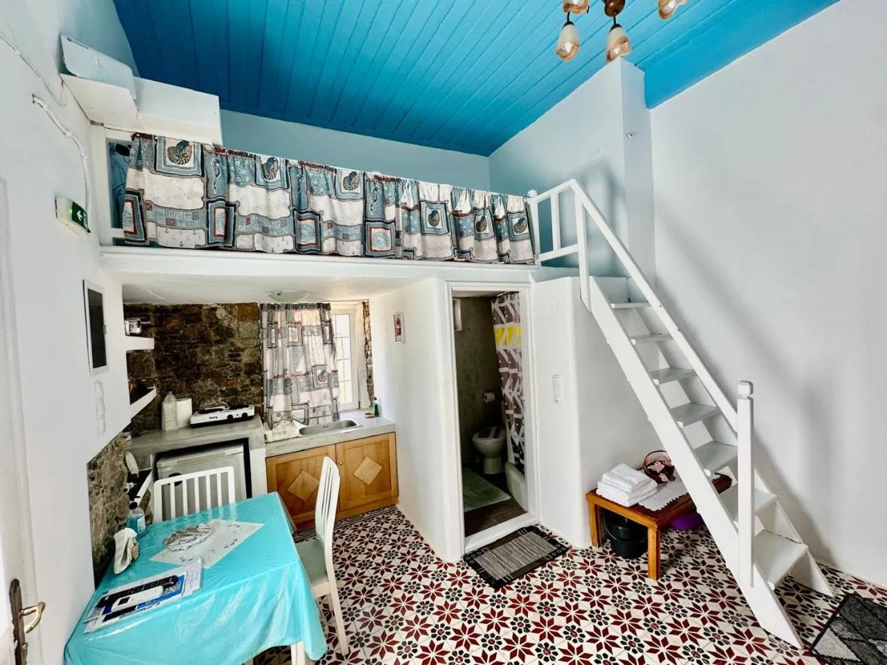 Photo of the whole room, Bed in Popi Studios