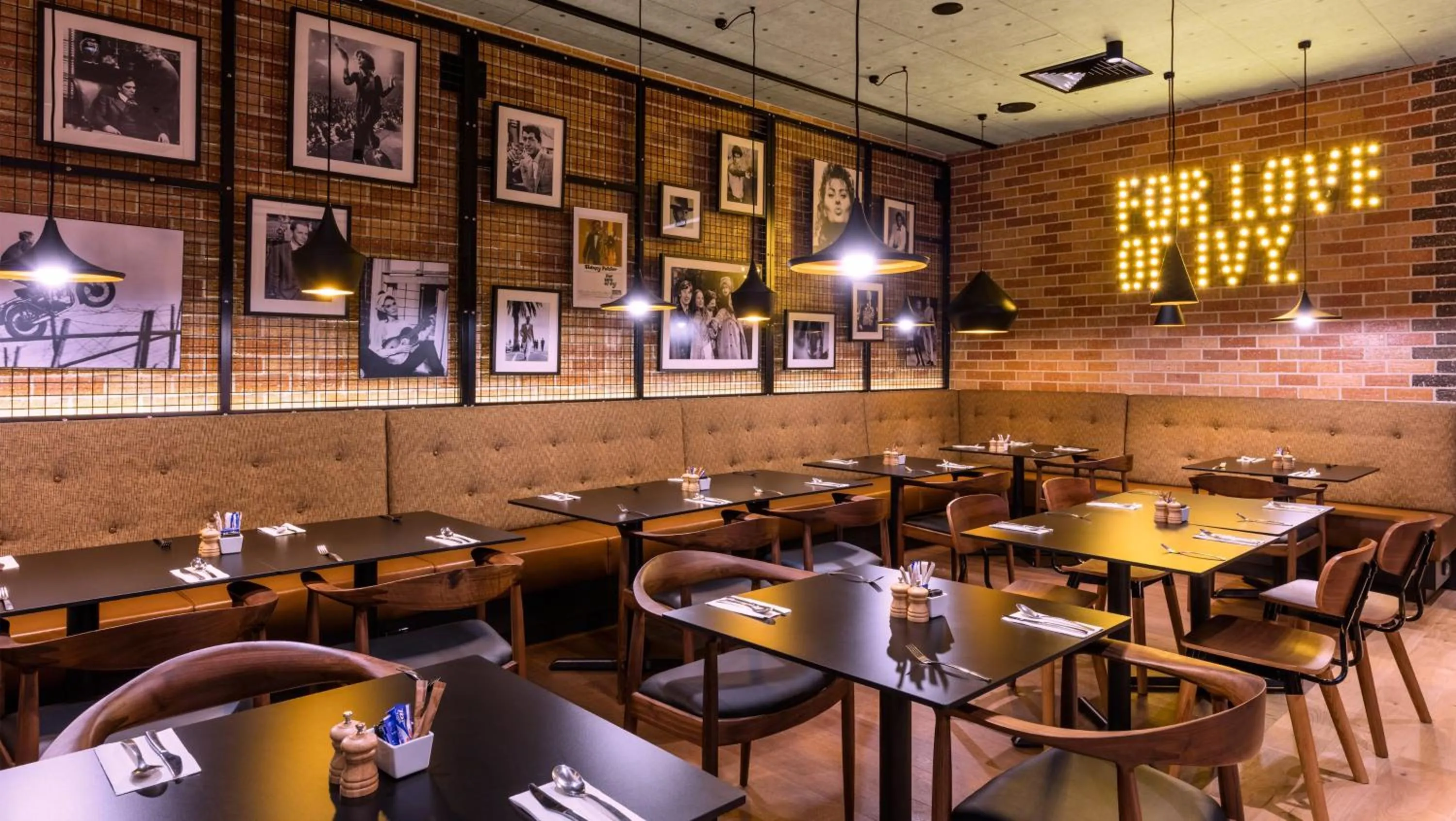 Restaurant/places to eat in Holiday Inn Perth City Centre by IHG