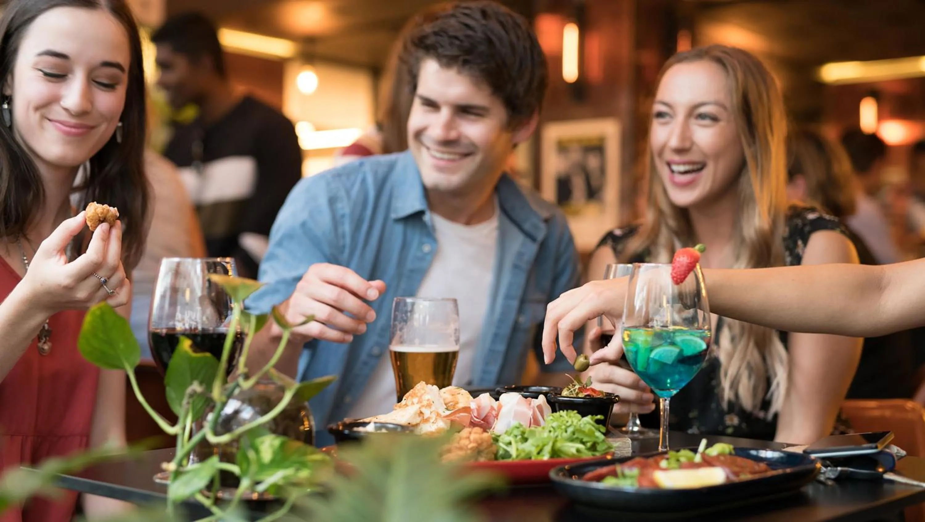 Lounge or bar in Holiday Inn Perth City Centre by IHG