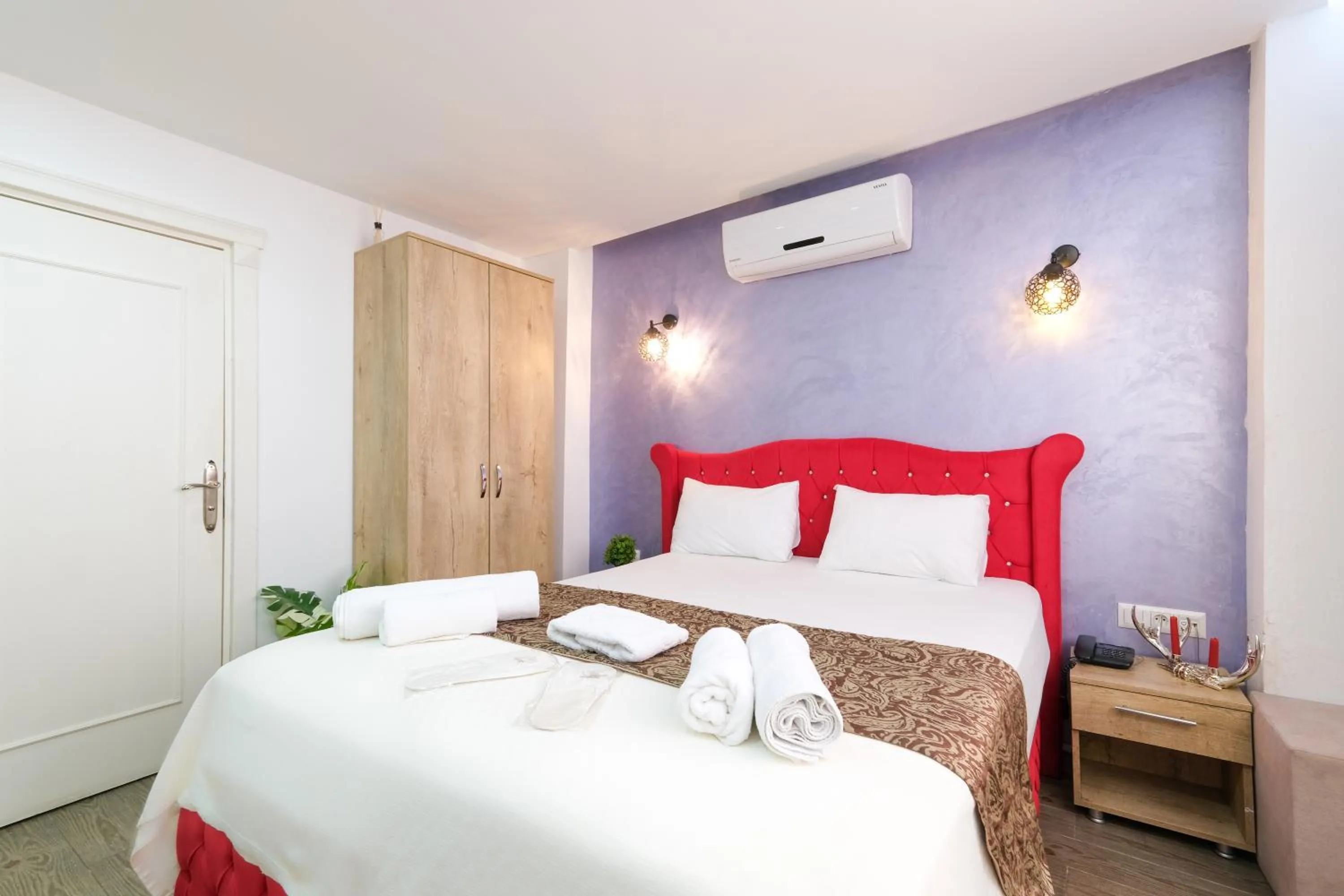 Bed in Loren Hotel&Suites