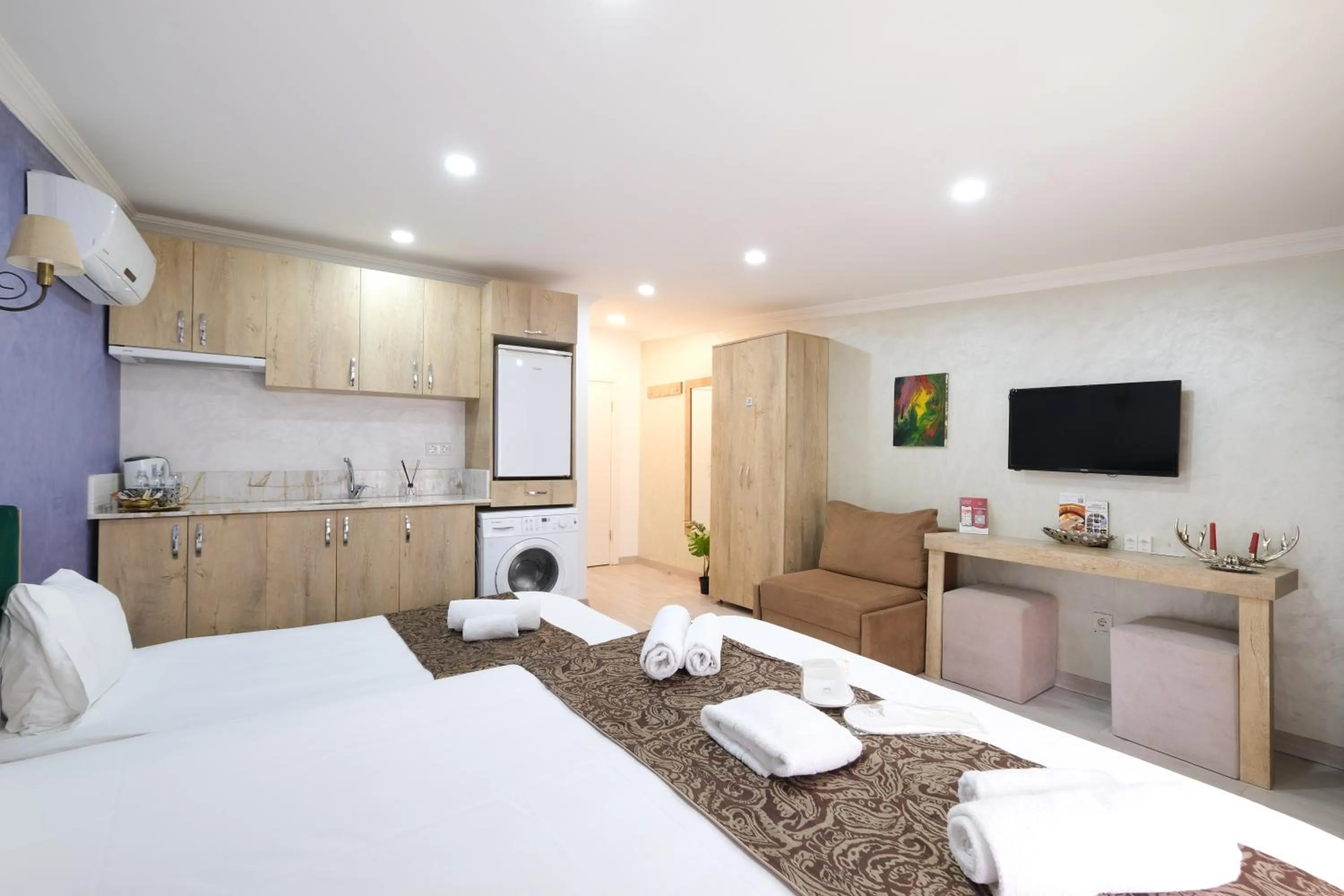 Bed in Loren Hotel&Suites